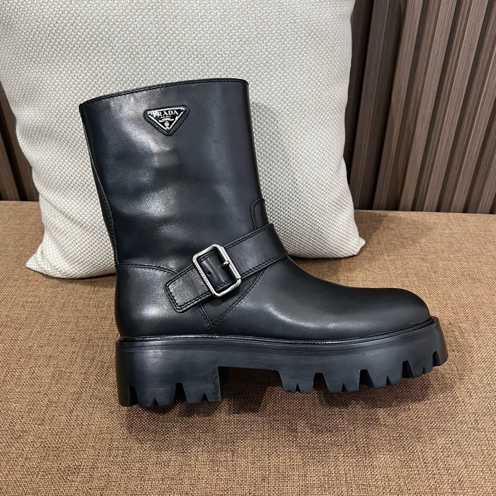 프라다 레더 부티 블랙