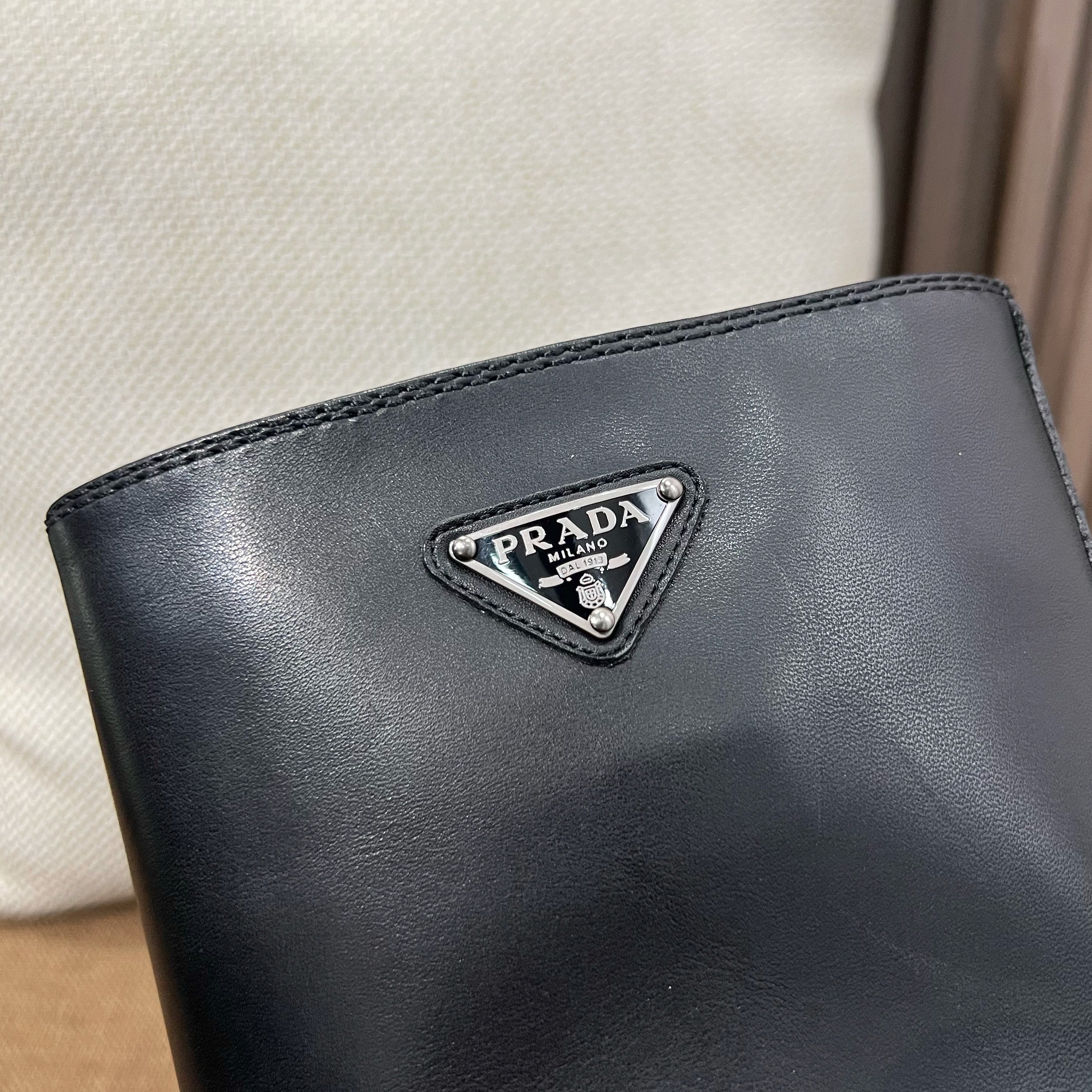프라다 레더 부티 블랙