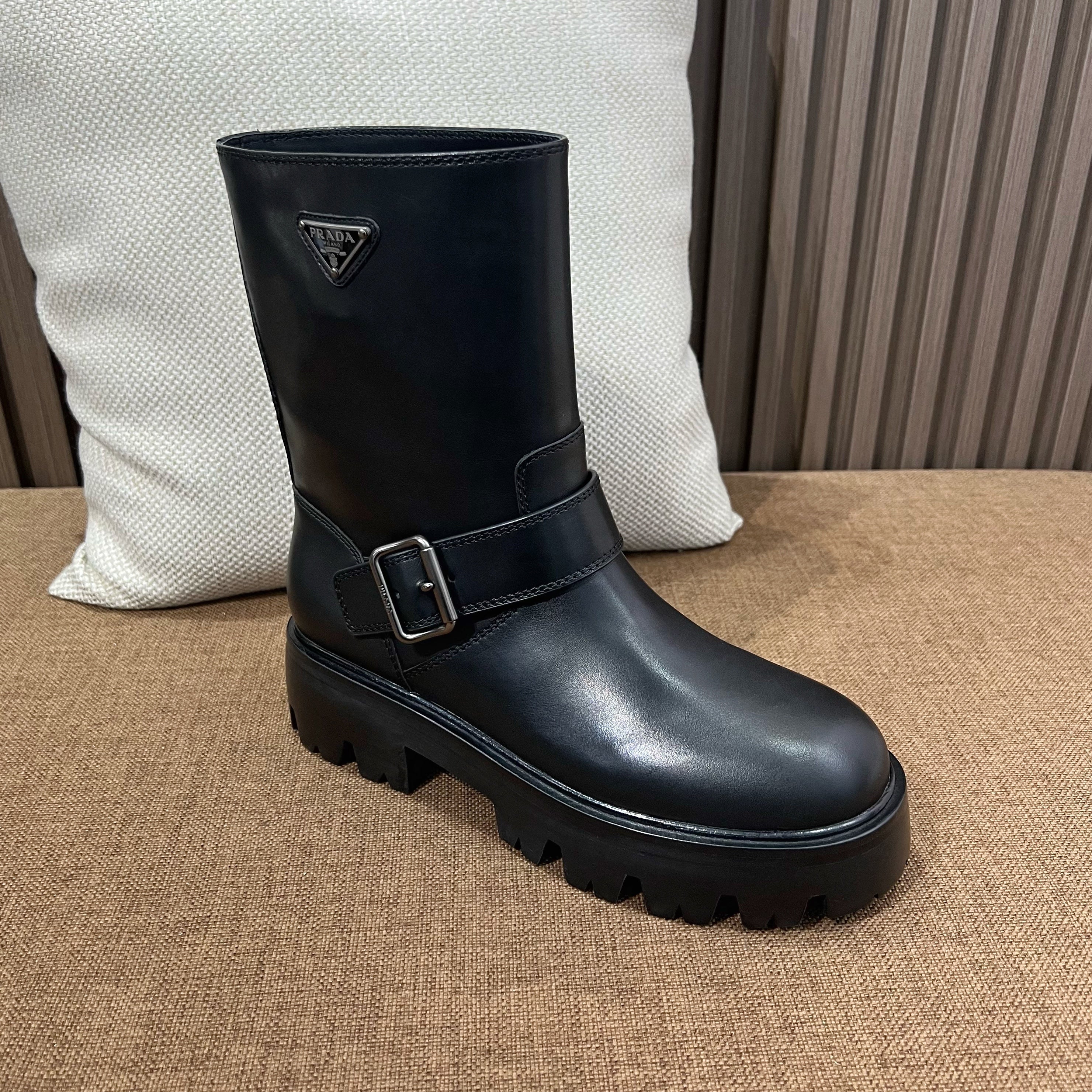 프라다 레더 부티 블랙