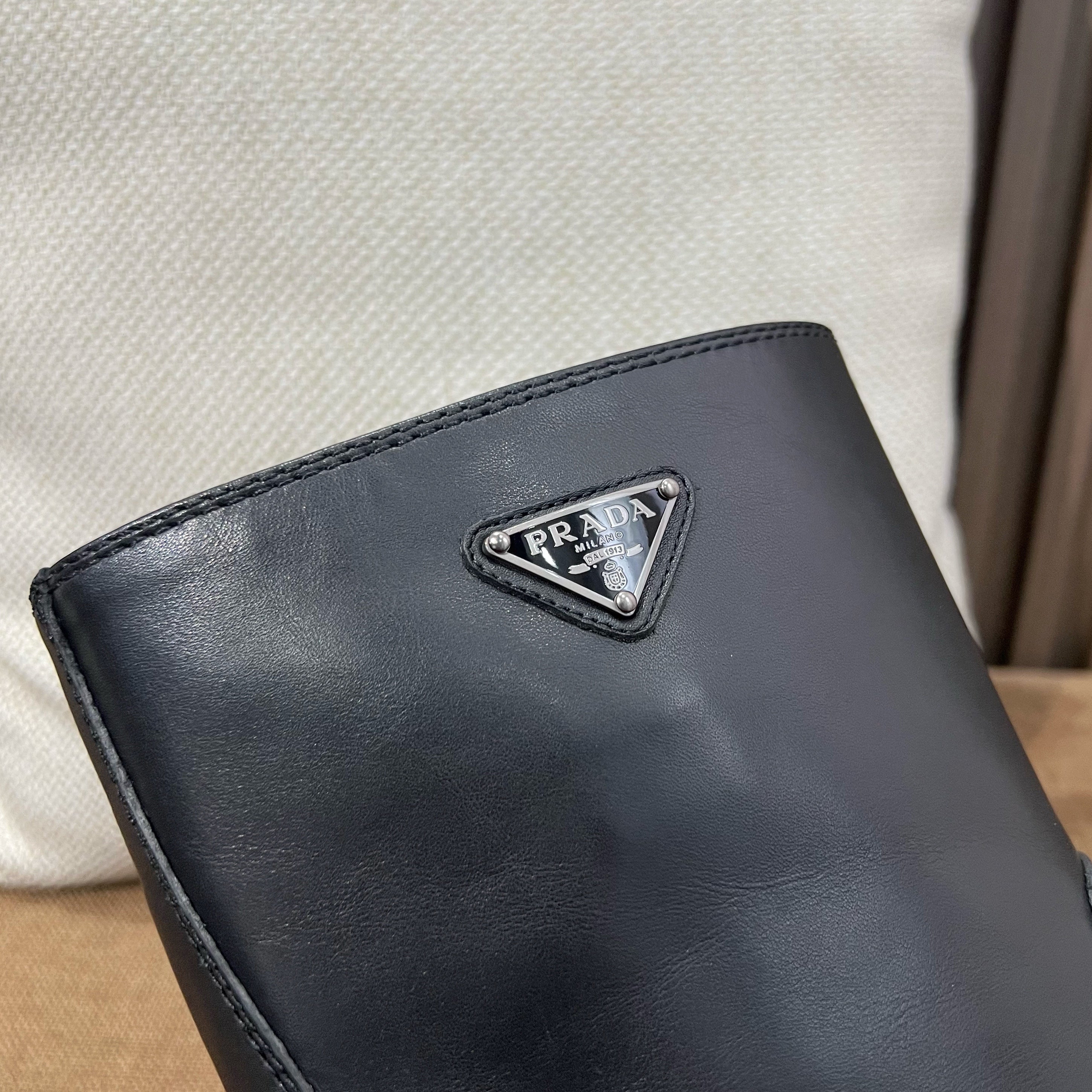 프라다 레더 부티 블랙