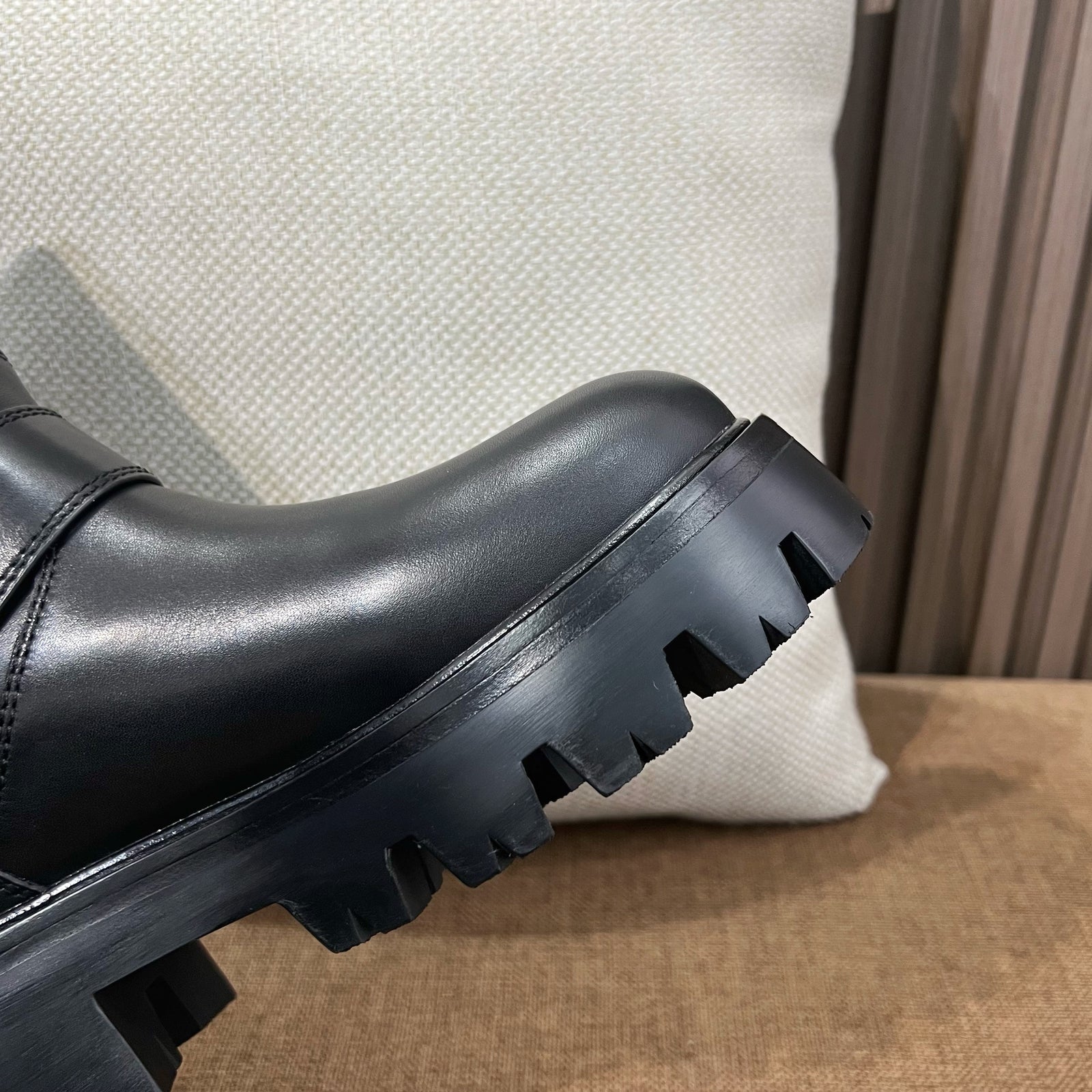 프라다 레더 부티 블랙