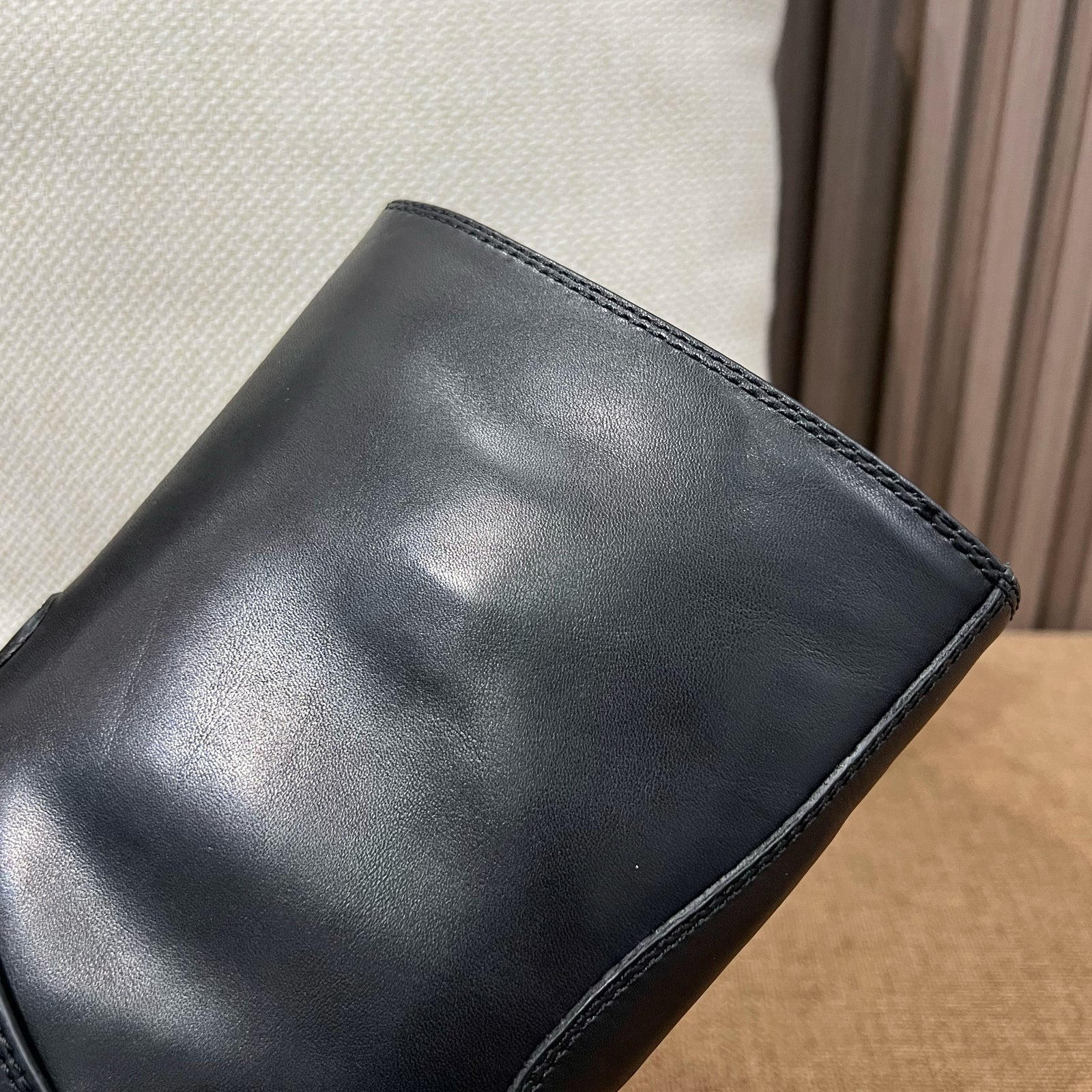 프라다 레더 부티 블랙