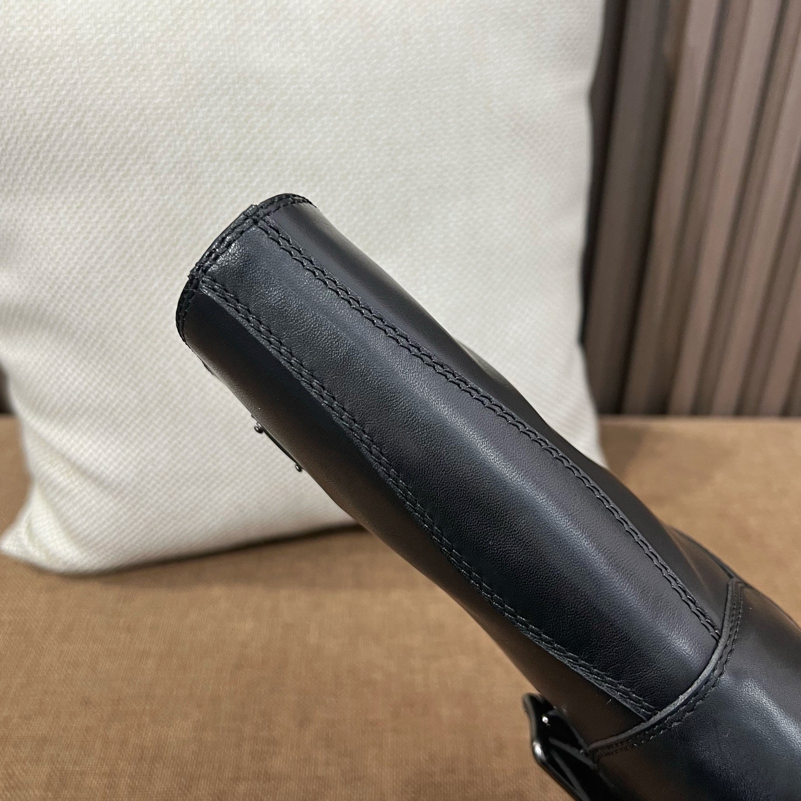 프라다 레더 부티 블랙