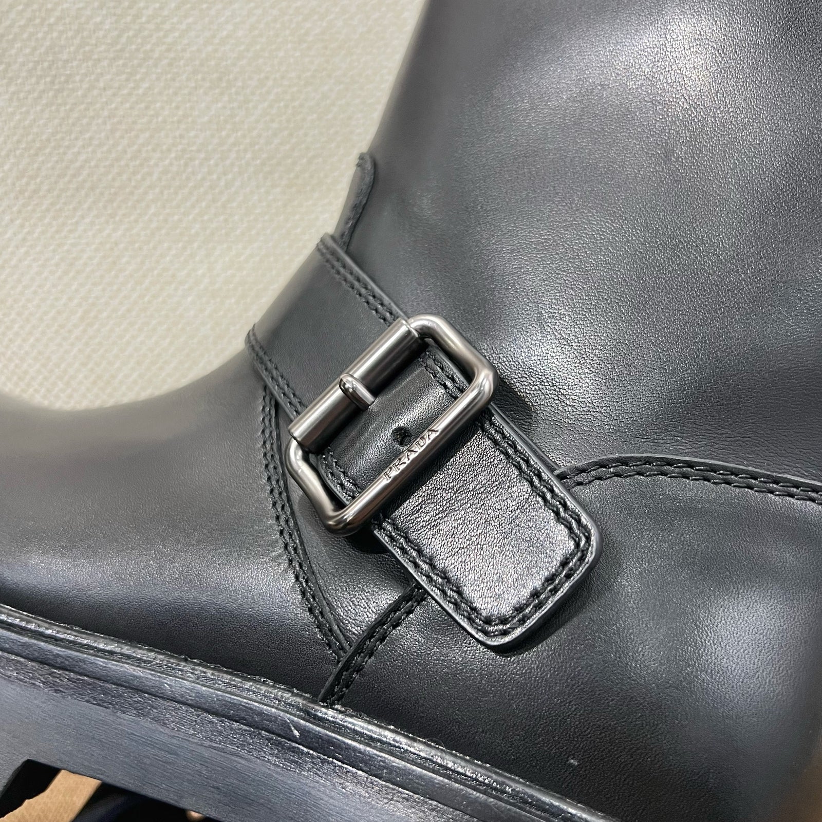 프라다 레더 부티 블랙