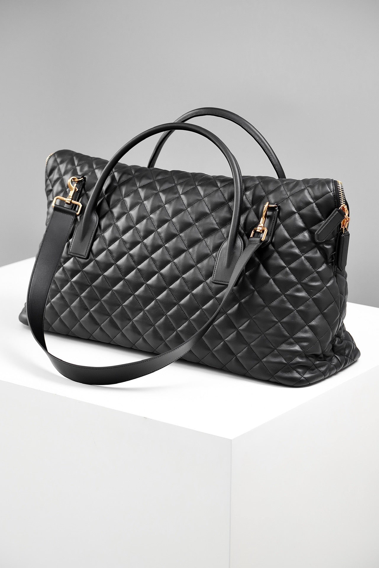 생로랑 퀼티드 레더 ES 자이언트 트래블백 블랙