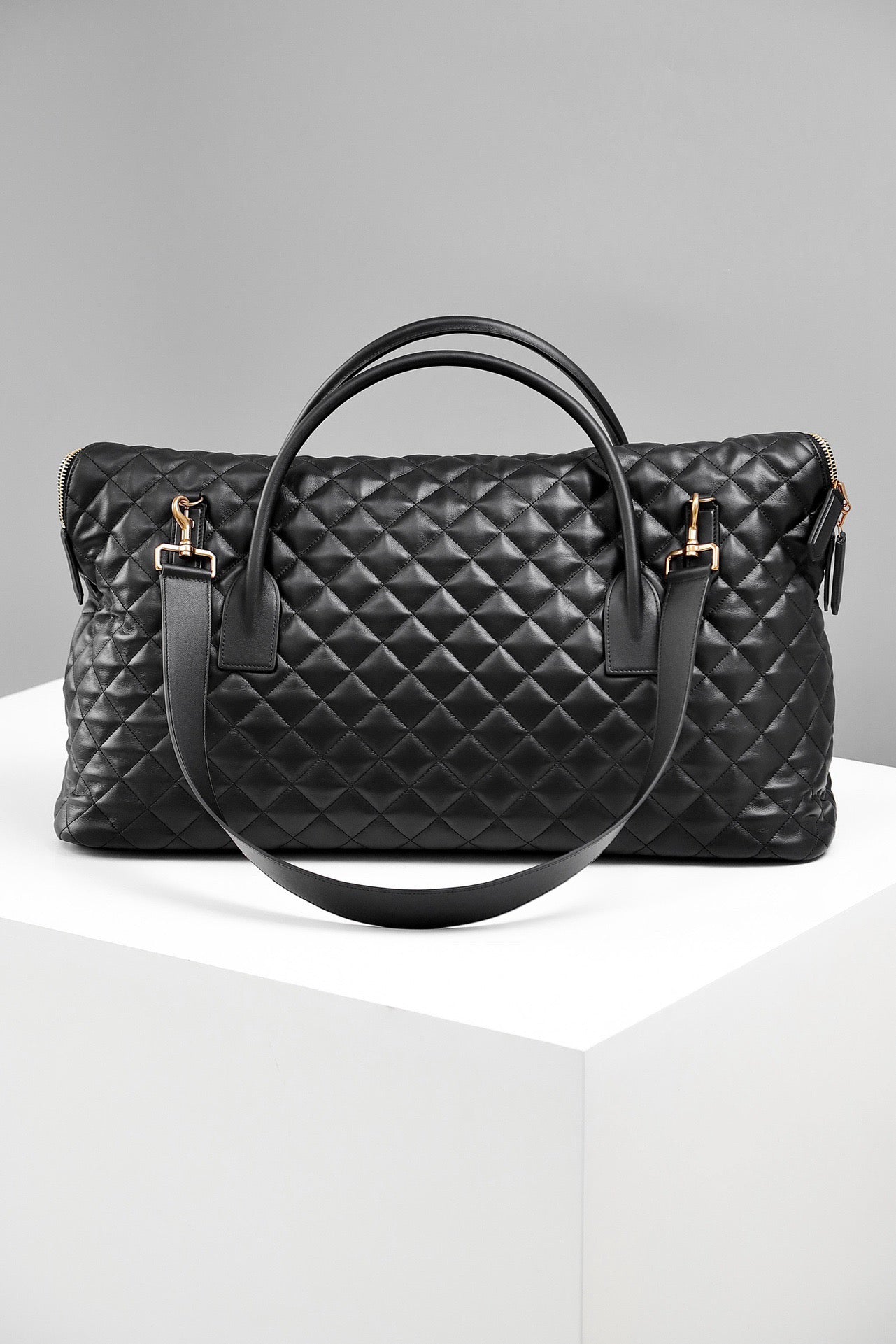 생로랑 퀼티드 레더 ES 자이언트 트래블백 블랙