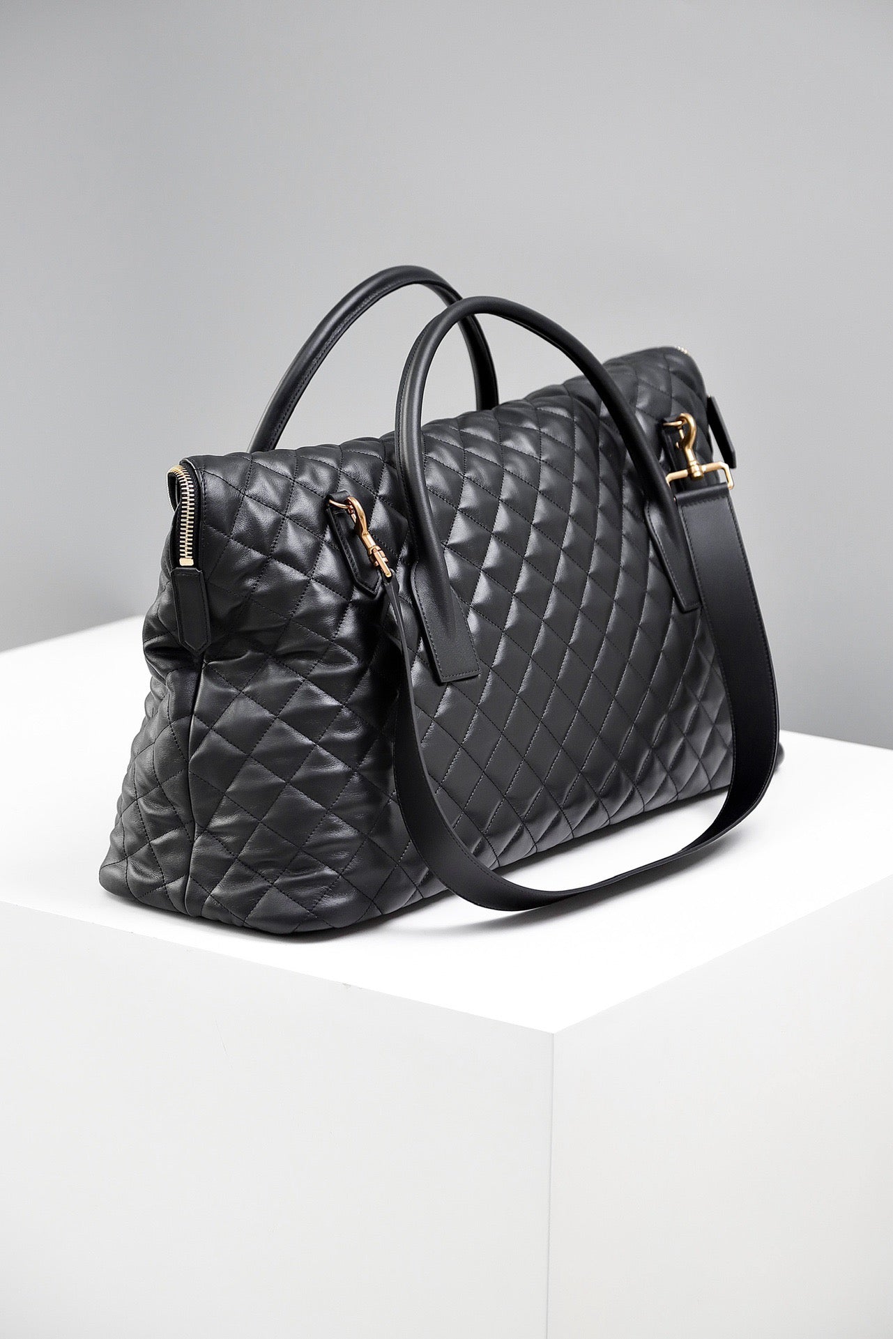 생로랑 퀼티드 레더 ES 자이언트 트래블백 블랙