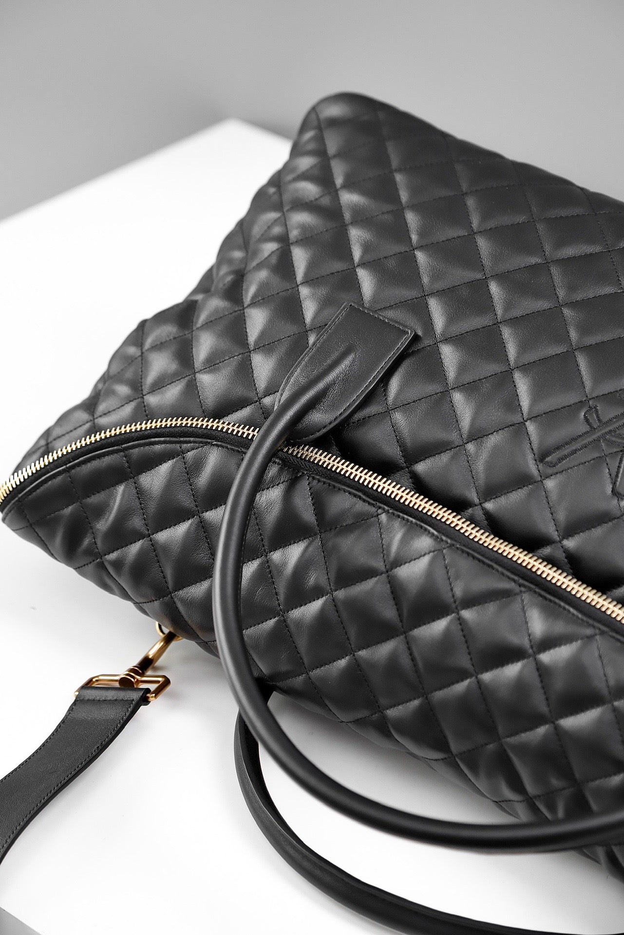 생로랑 퀼티드 레더 ES 자이언트 트래블백 블랙