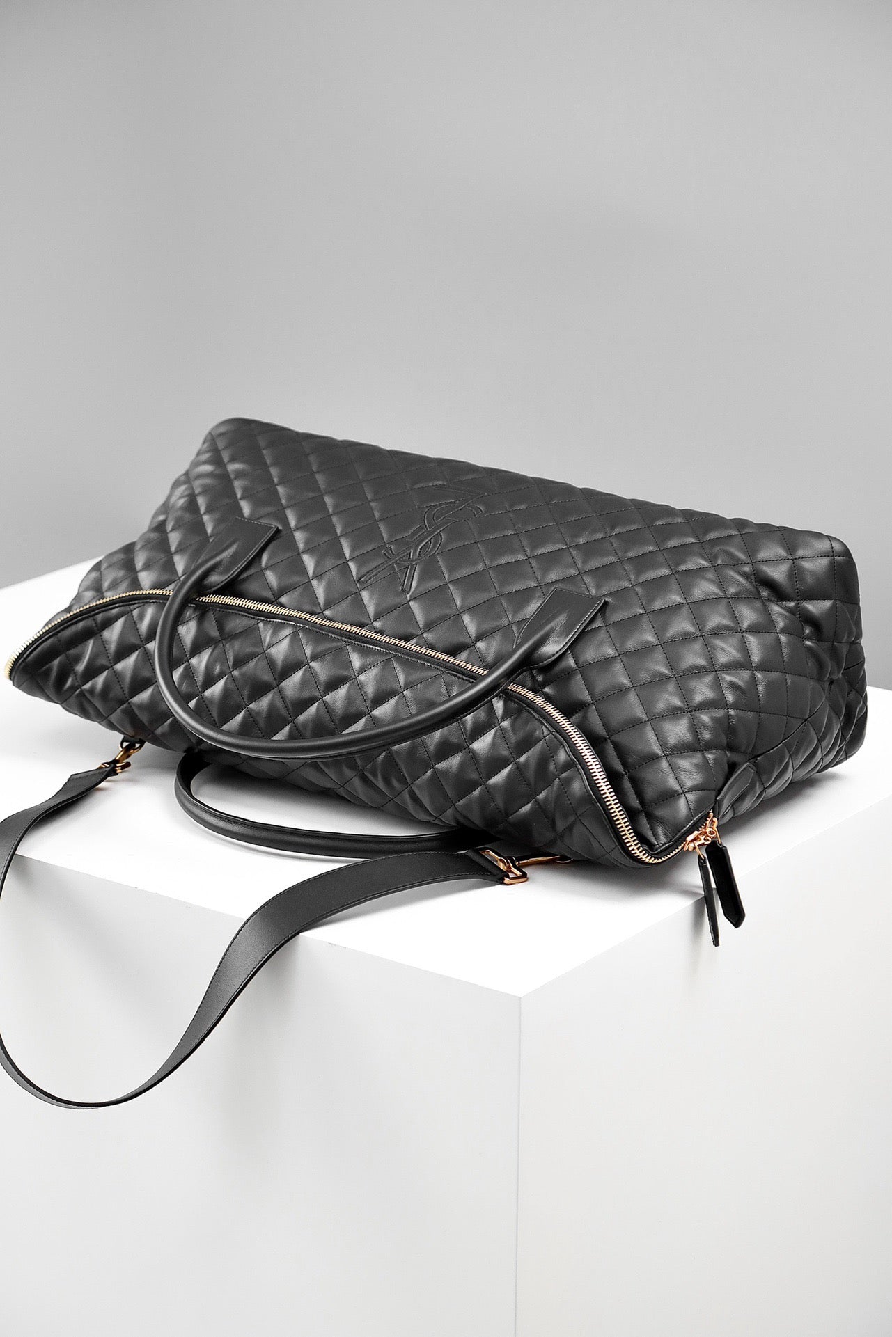 생로랑 퀼티드 레더 ES 자이언트 트래블백 블랙