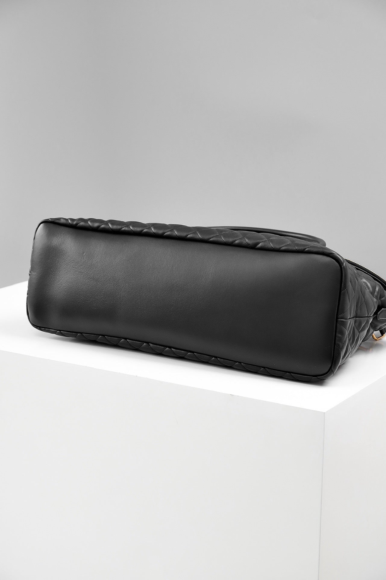 생로랑 퀼티드 레더 ES 자이언트 트래블백 블랙