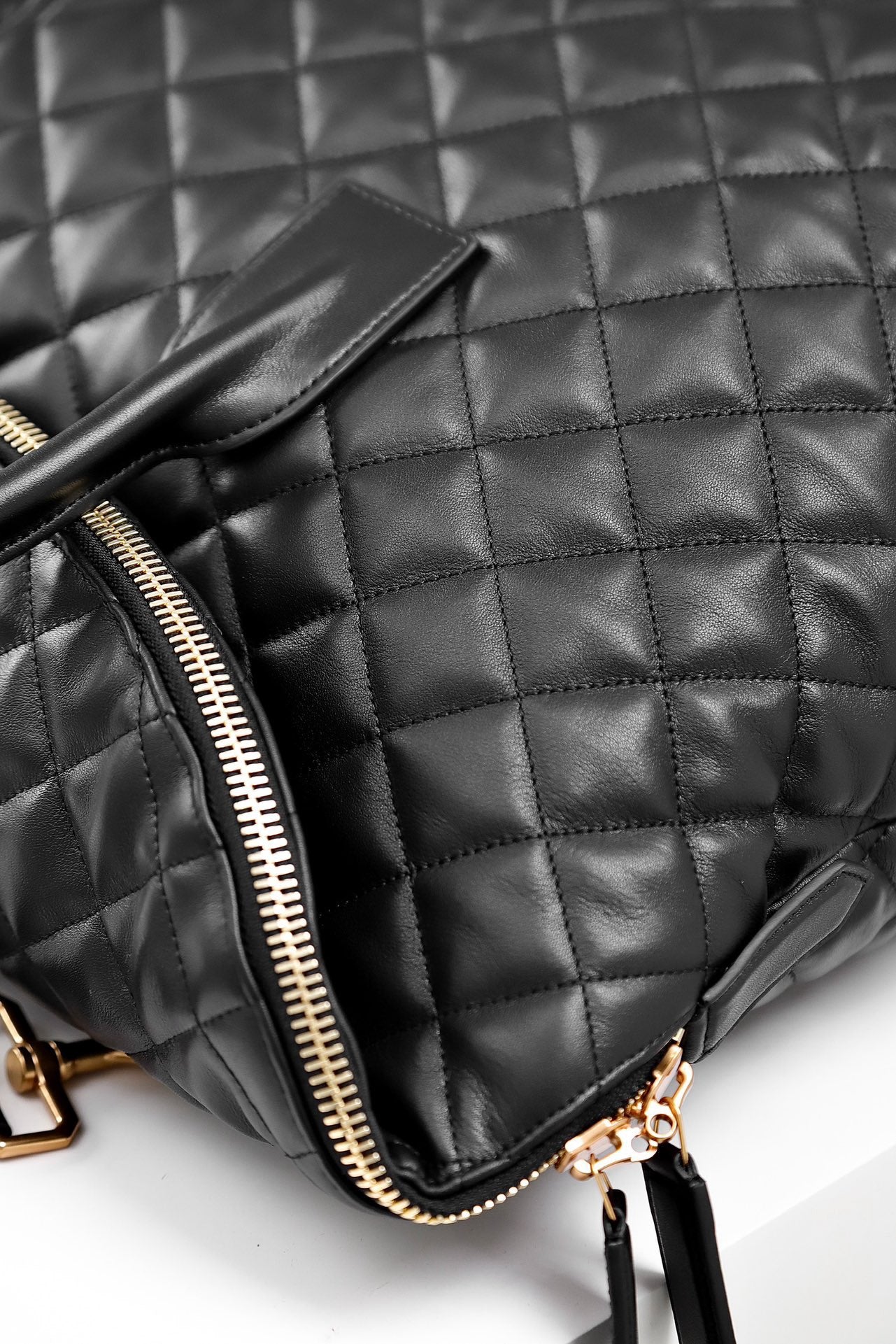 생로랑 퀼티드 레더 ES 자이언트 트래블백 블랙