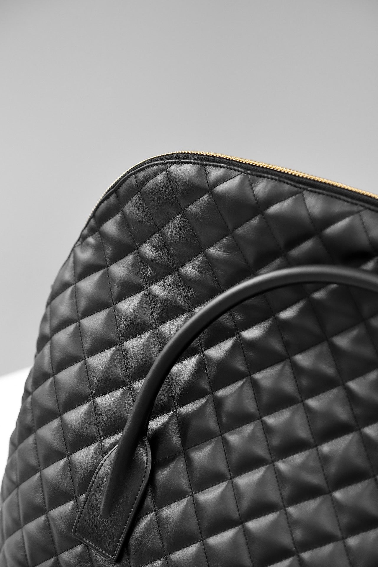 생로랑 퀼티드 레더 ES 자이언트 트래블백 블랙