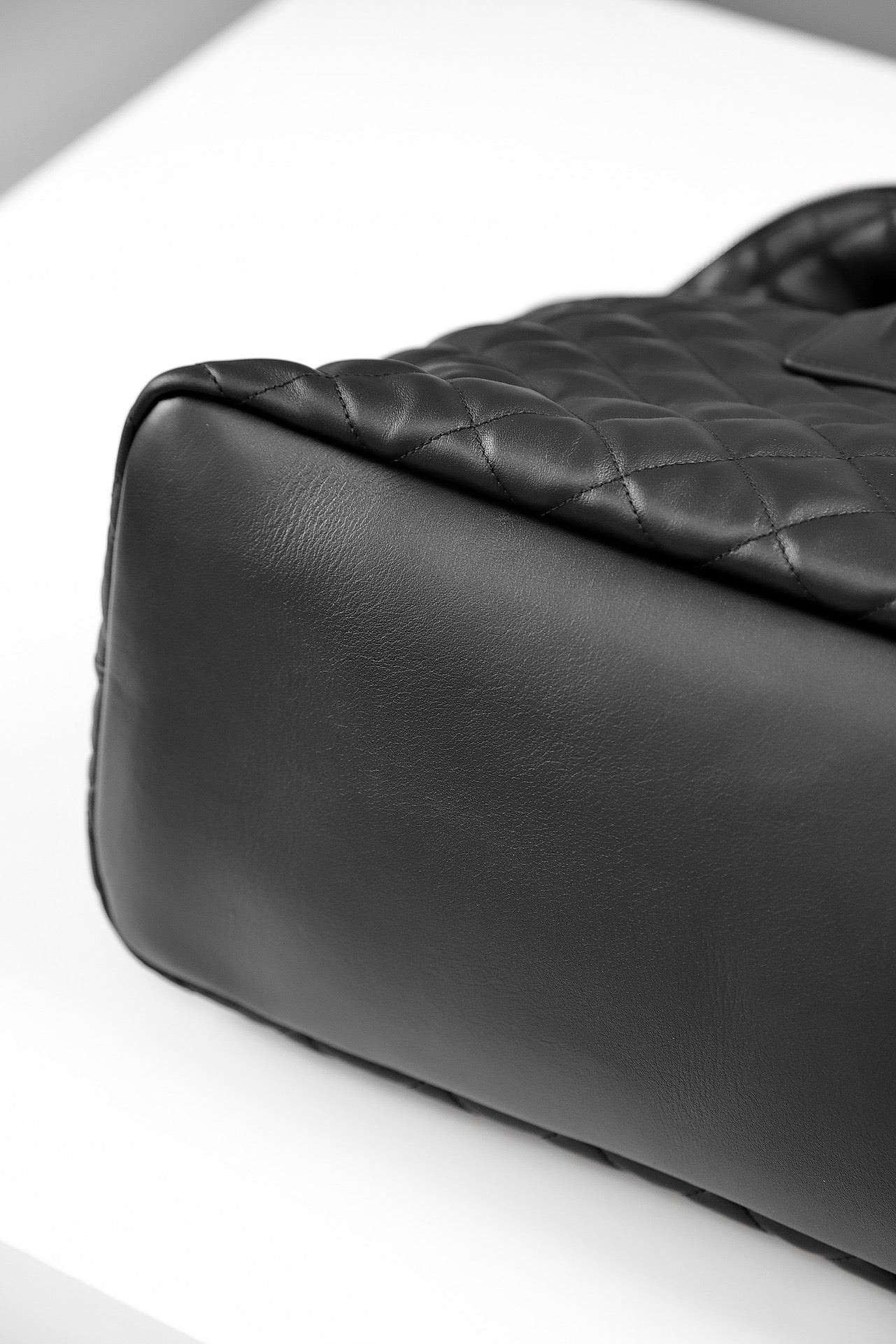 생로랑 퀼티드 레더 ES 자이언트 트래블백 블랙