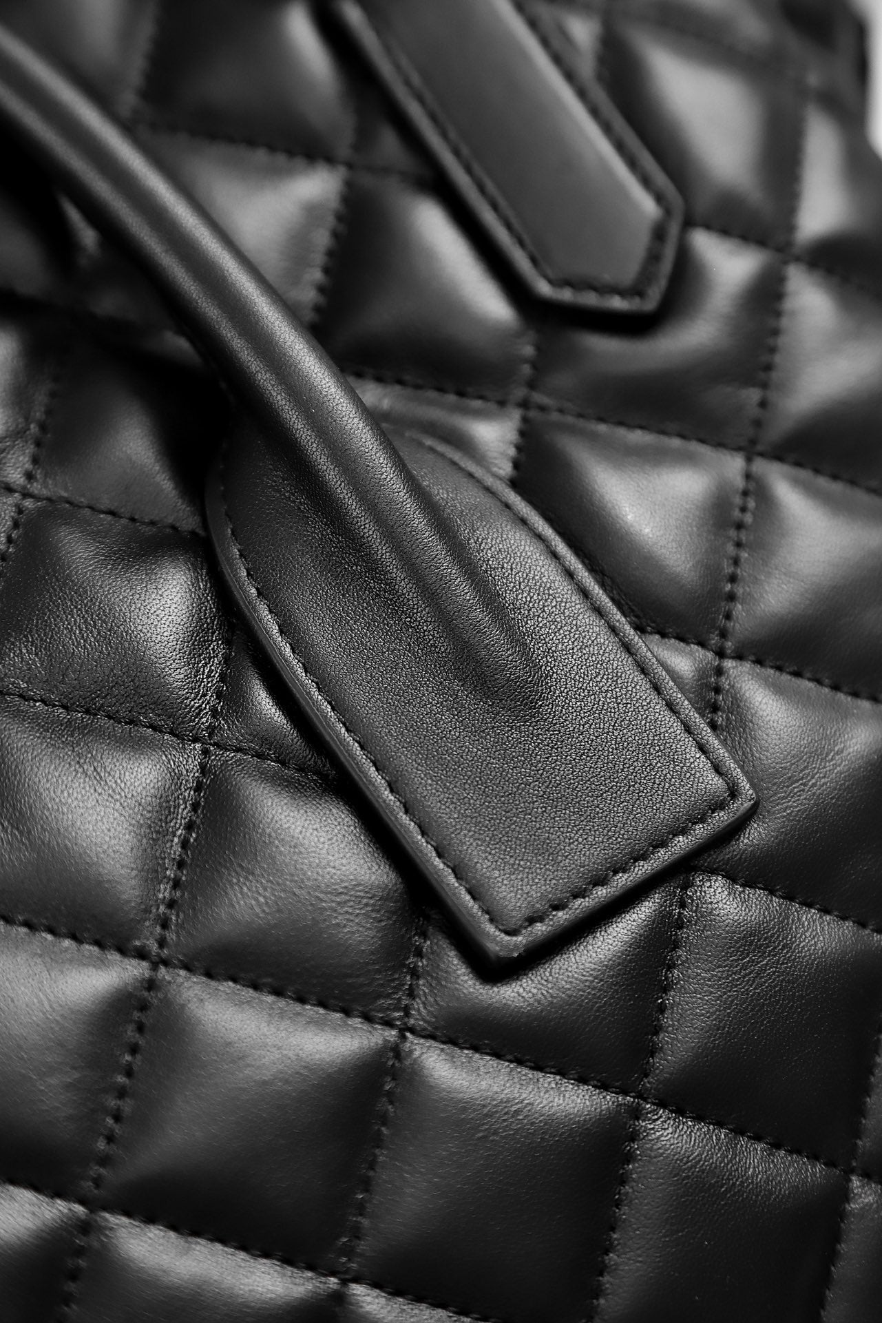 생로랑 퀼티드 레더 ES 자이언트 트래블백 블랙