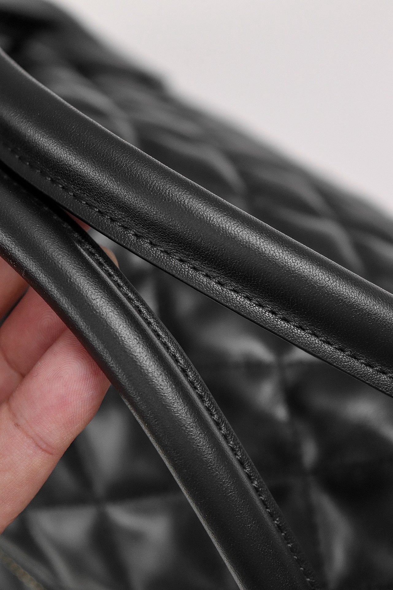 생로랑 퀼티드 레더 ES 자이언트 트래블백 블랙