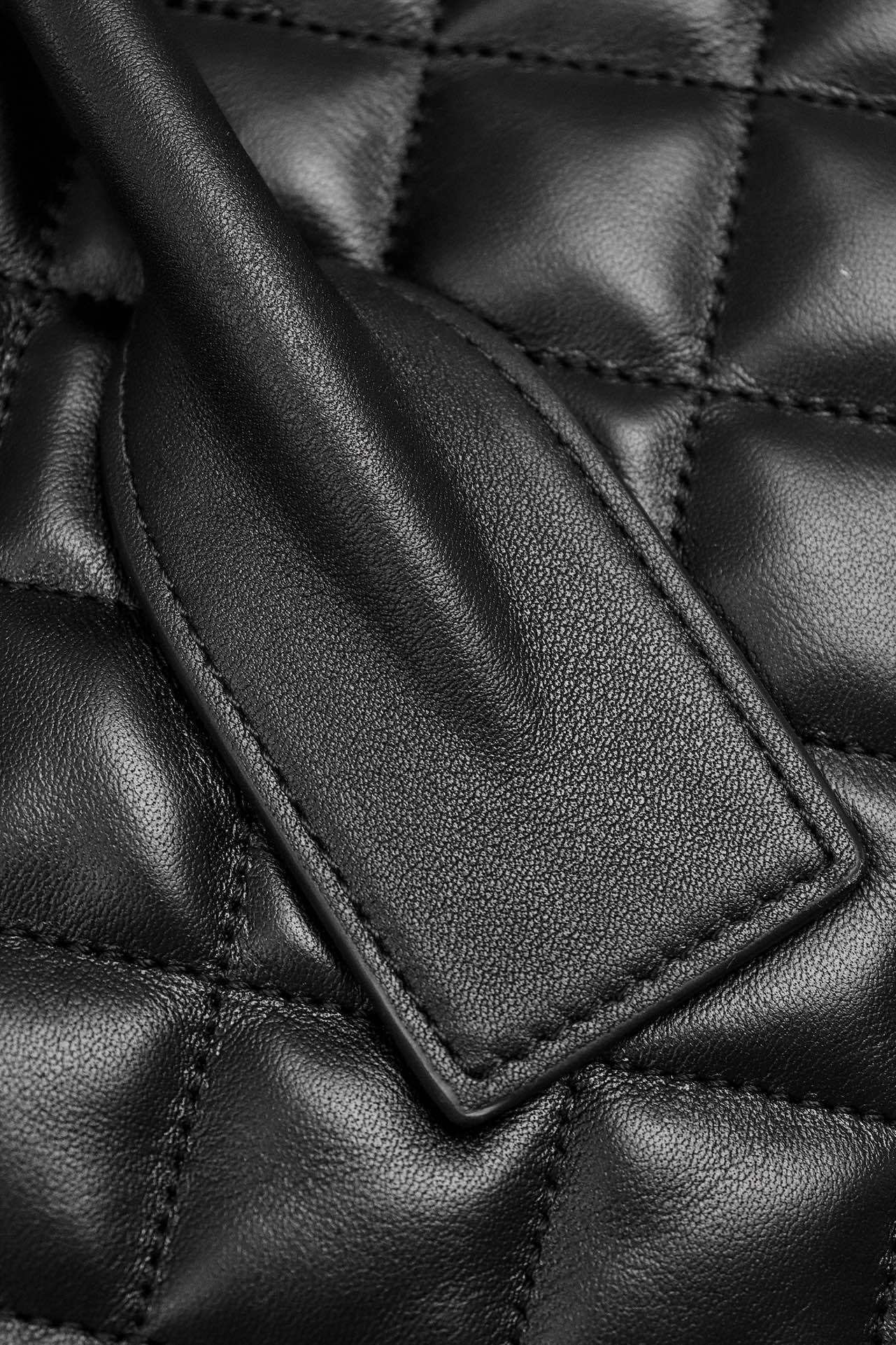 생로랑 퀼티드 레더 ES 자이언트 트래블백 블랙