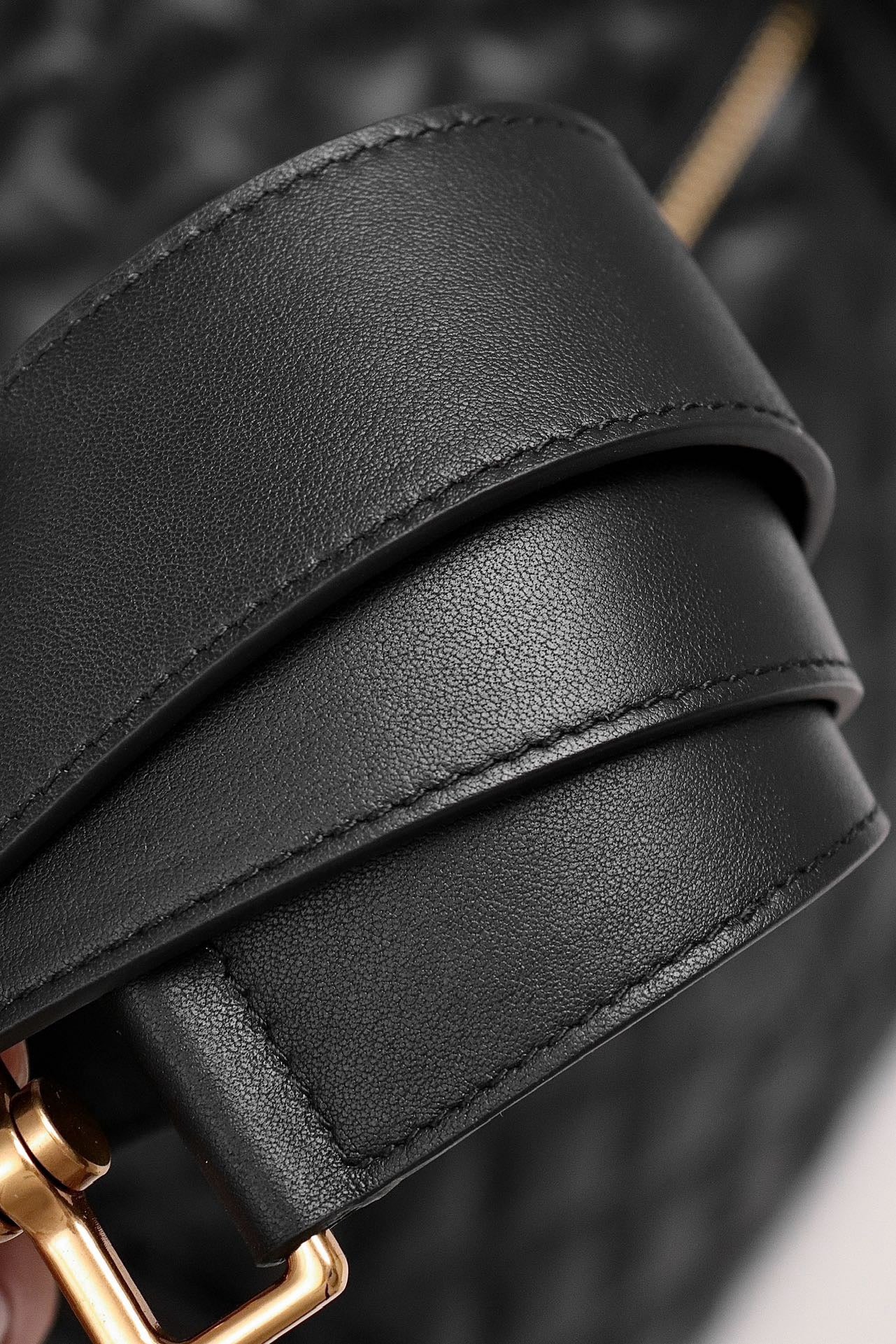 생로랑 퀼티드 레더 ES 자이언트 트래블백 블랙