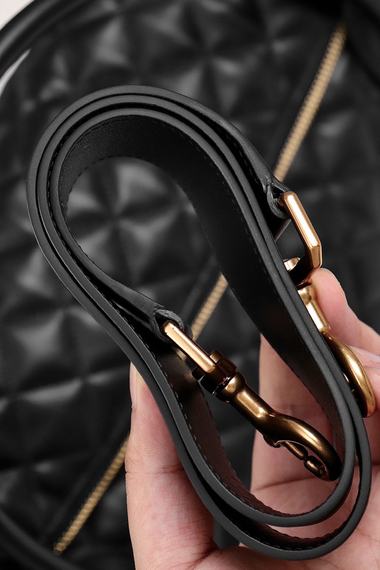 생로랑 퀼티드 레더 ES 자이언트 트래블백 블랙