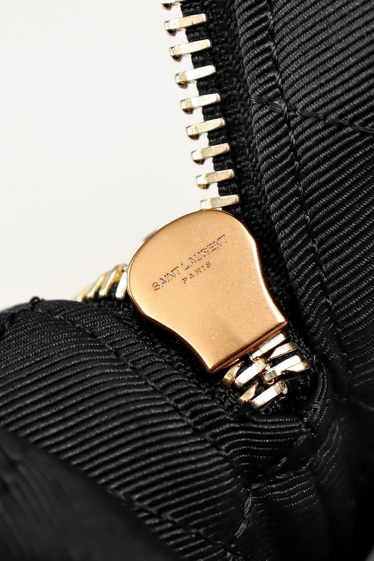 생로랑 퀼티드 레더 ES 자이언트 트래블백 블랙