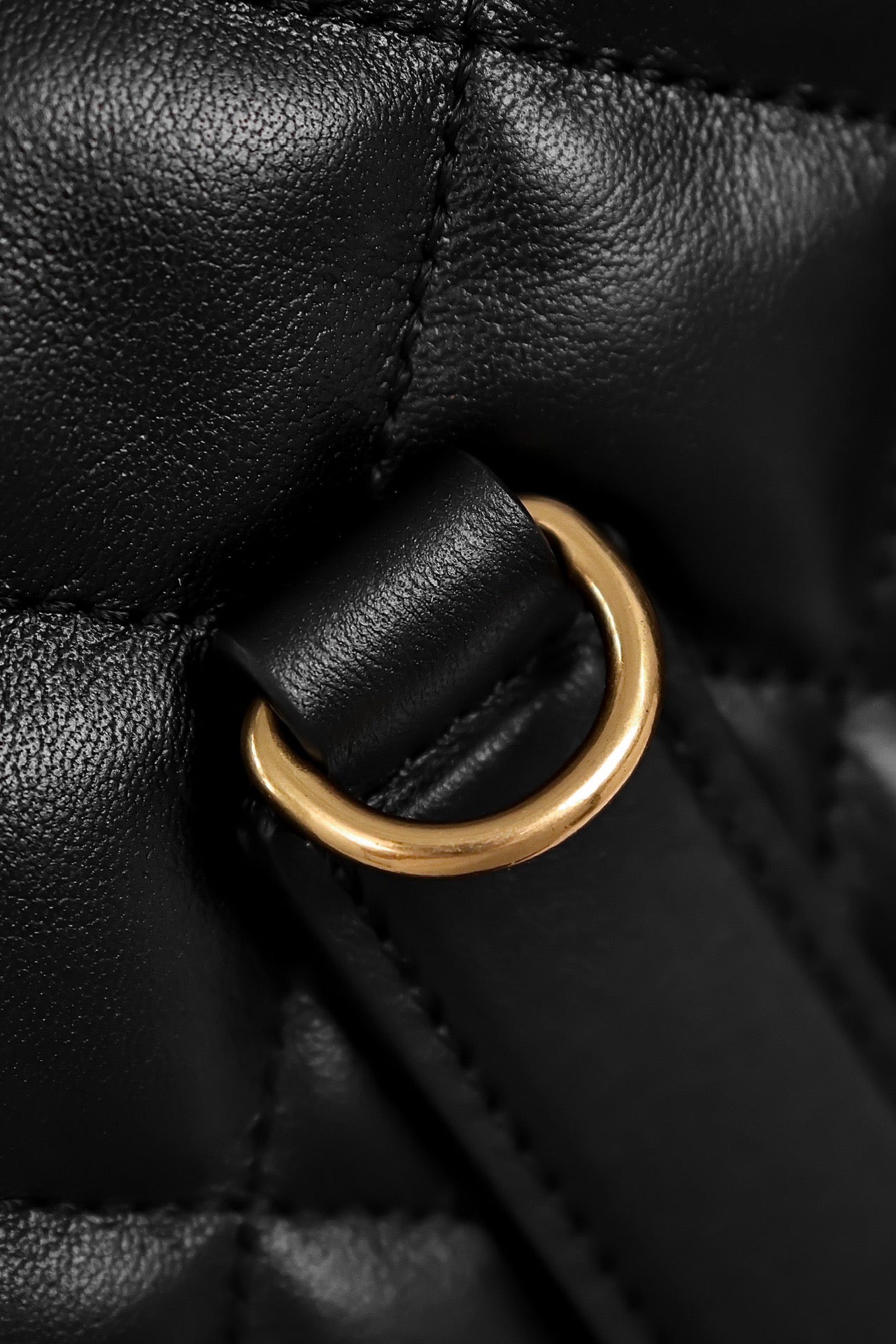 생로랑 퀼티드 레더 ES 자이언트 트래블백 블랙