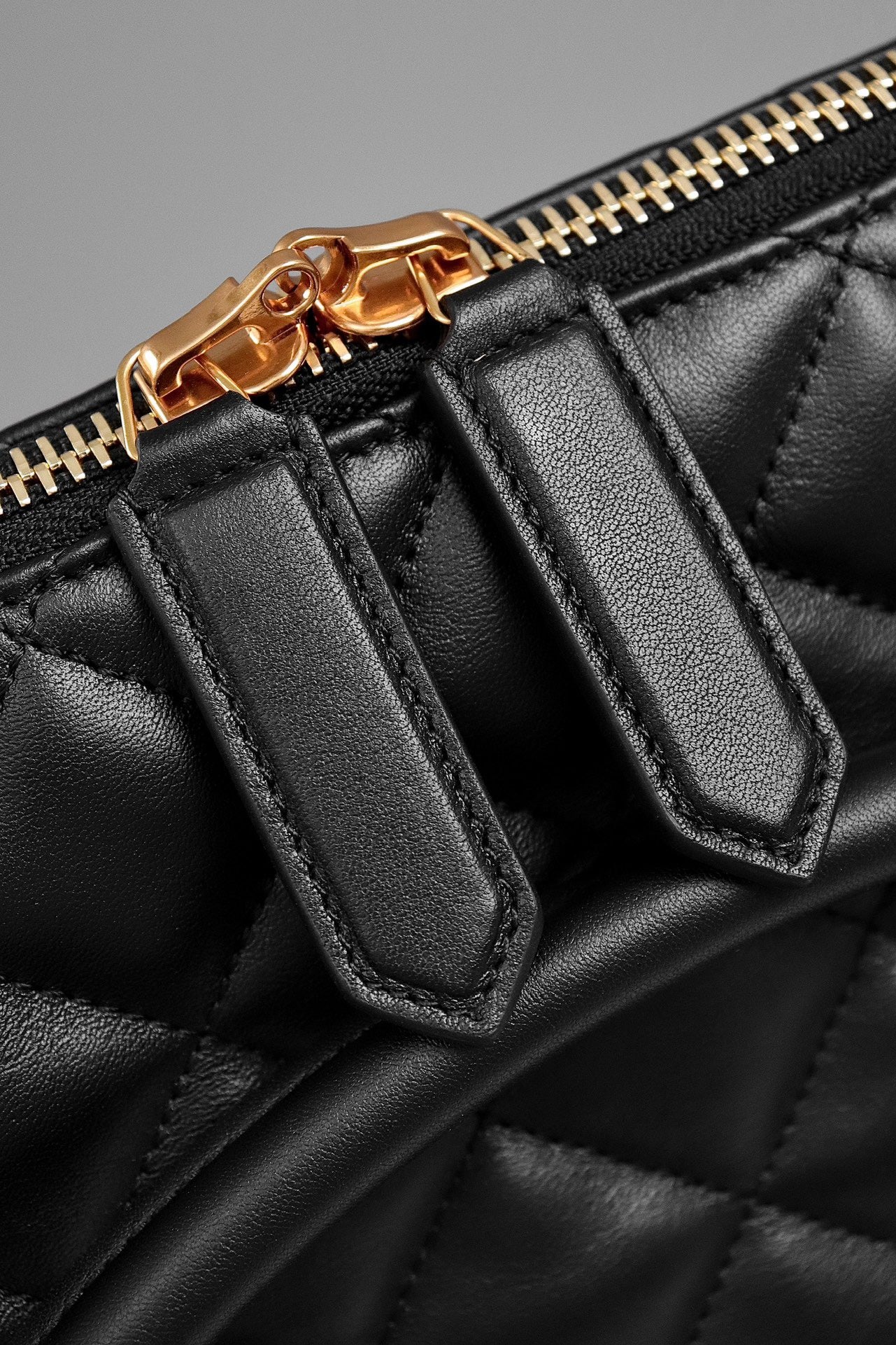 생로랑 퀼티드 레더 ES 자이언트 트래블백 블랙