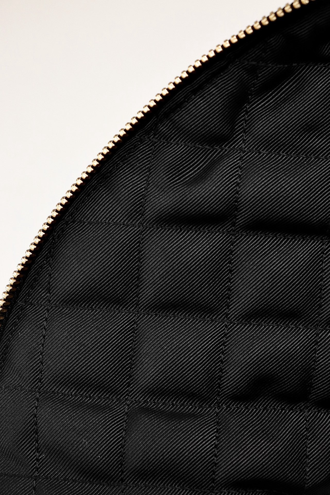 생로랑 퀼티드 레더 ES 자이언트 트래블백 블랙