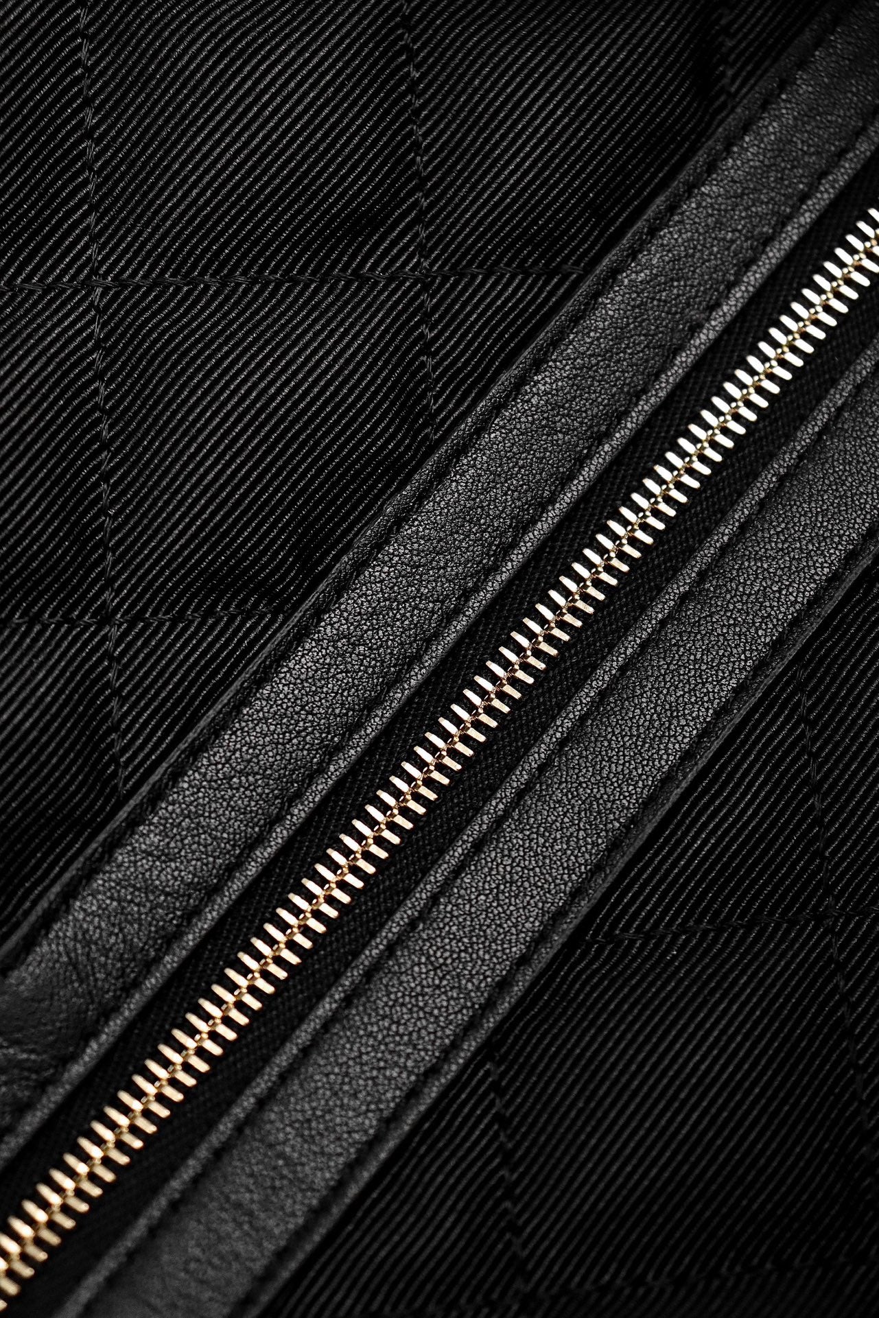 생로랑 퀼티드 레더 ES 자이언트 트래블백 블랙