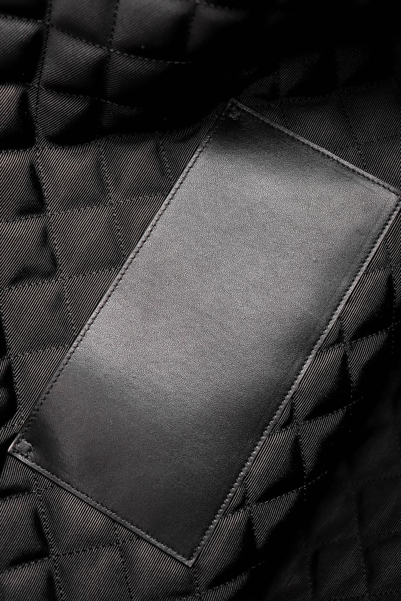 생로랑 퀼티드 레더 ES 자이언트 트래블백 블랙