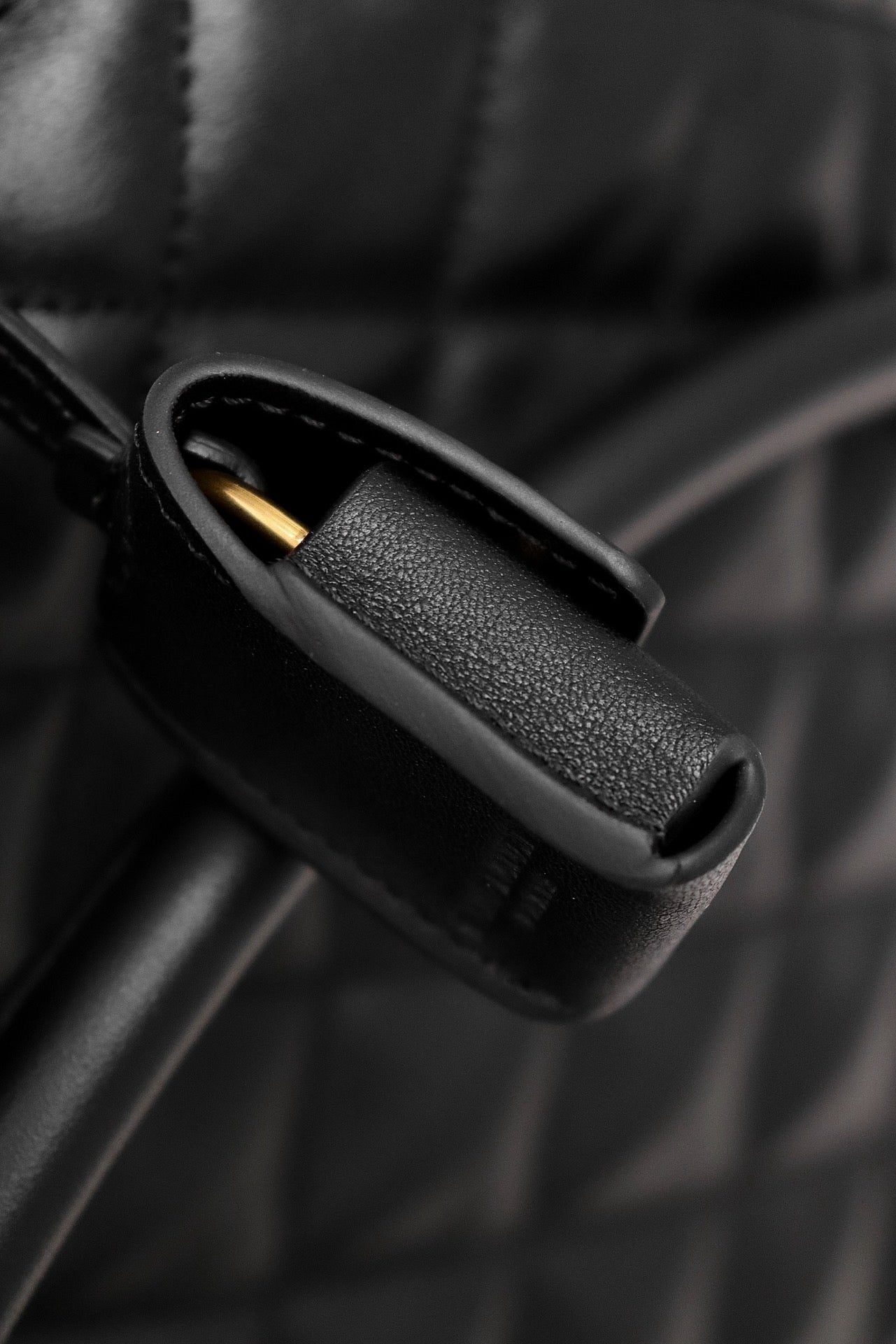 생로랑 퀼티드 레더 ES 자이언트 트래블백 블랙