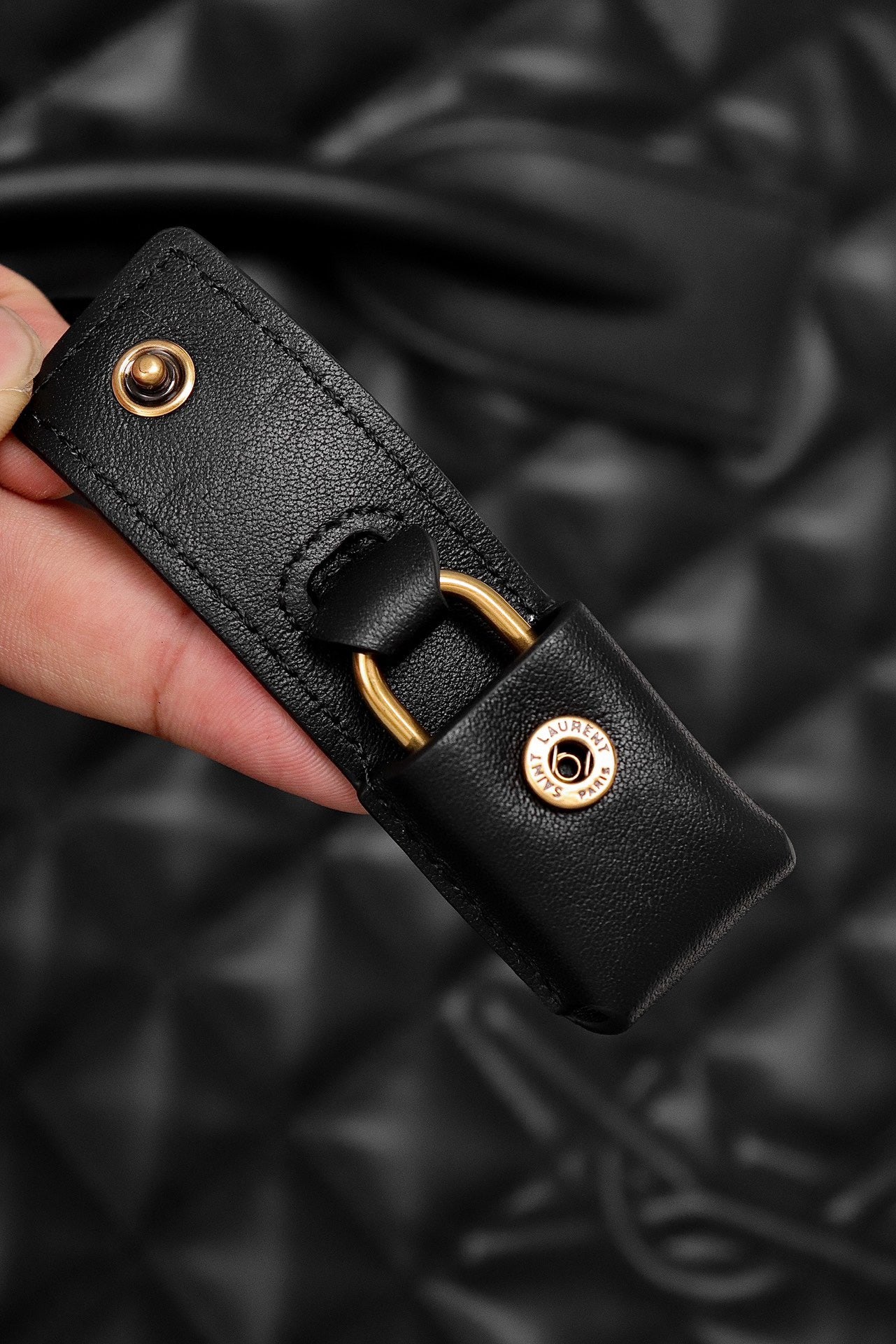 생로랑 퀼티드 레더 ES 자이언트 트래블백 블랙