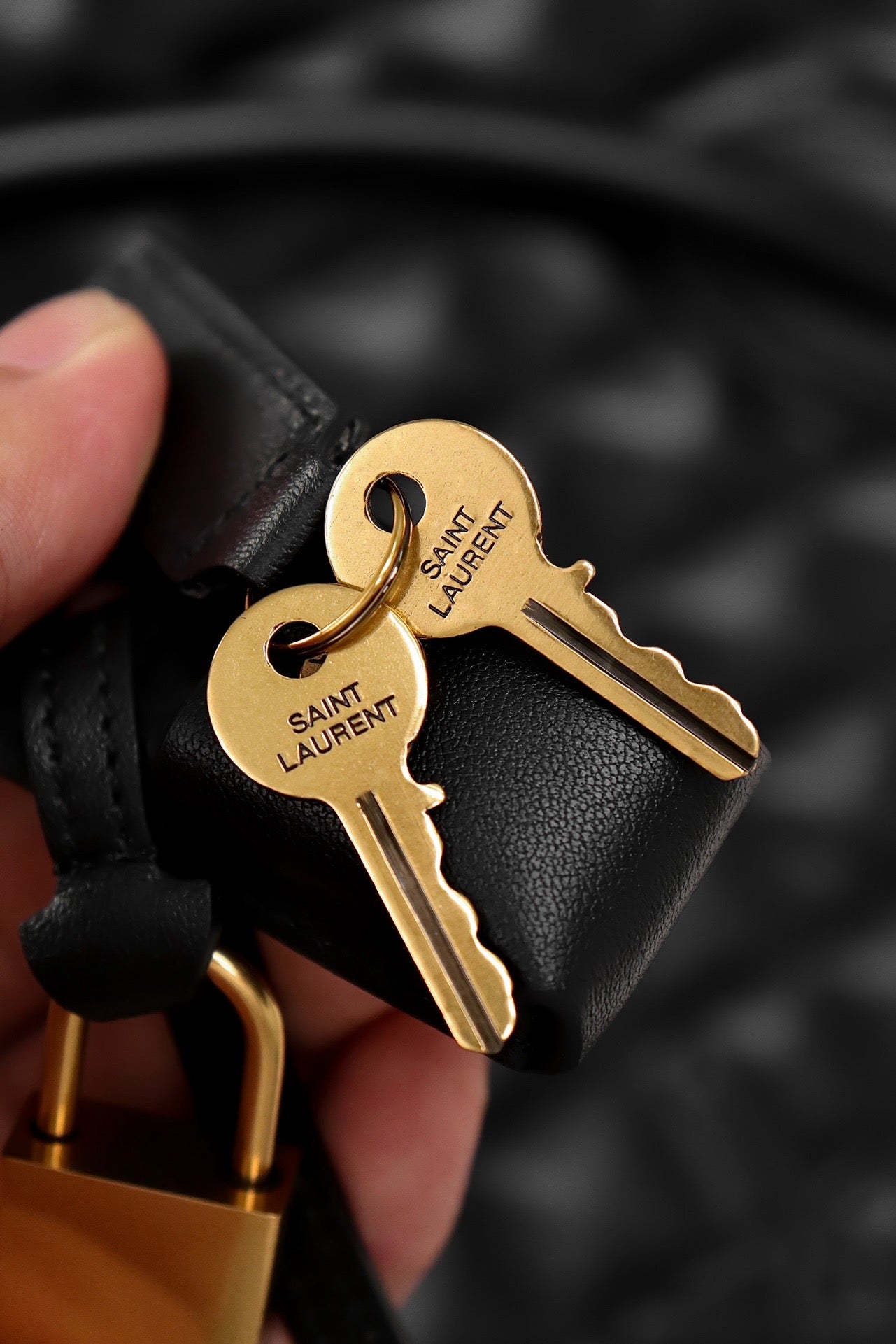 생로랑 퀼티드 레더 ES 자이언트 트래블백 블랙