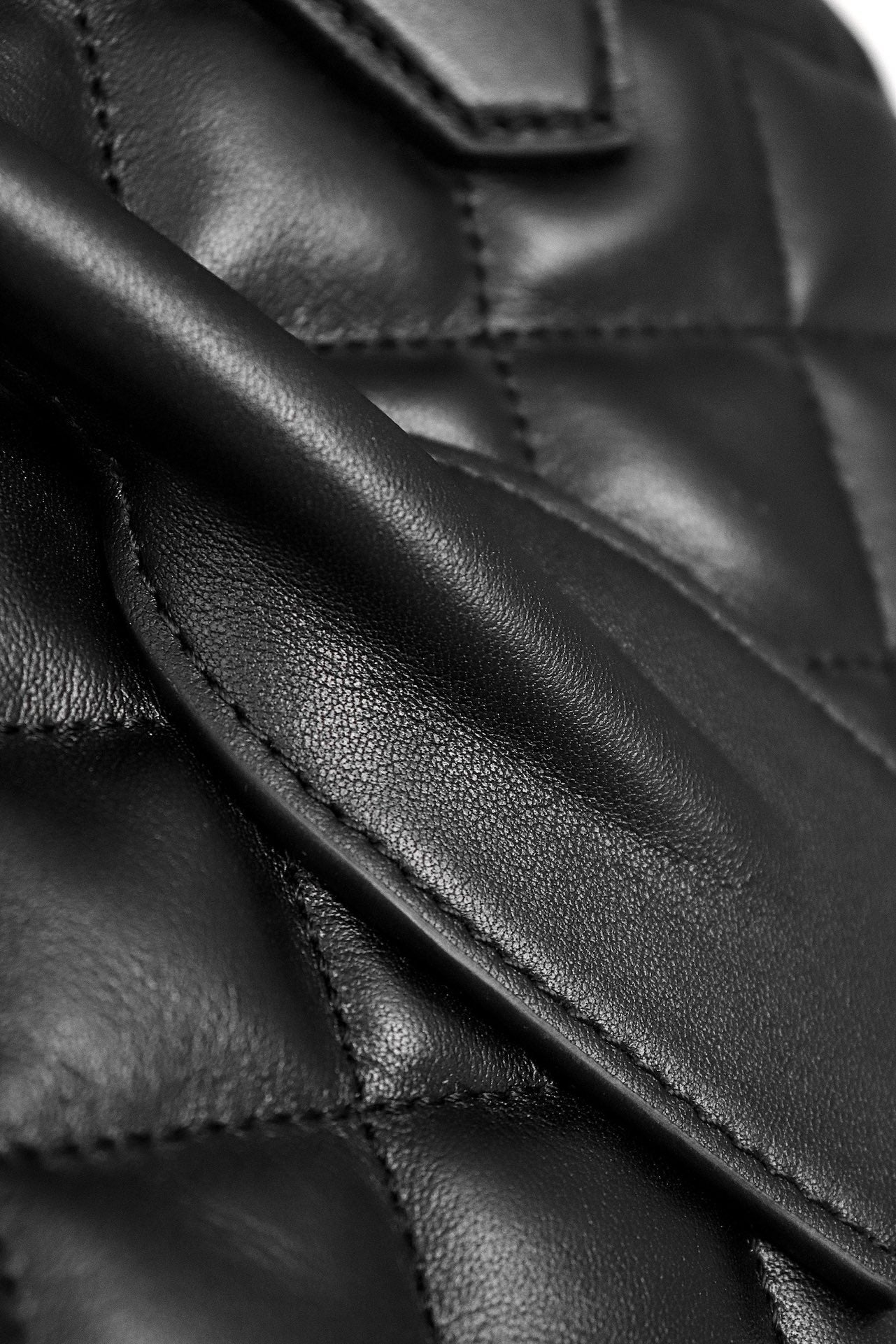 생로랑 퀼티드 레더 ES 자이언트 트래블백 블랙