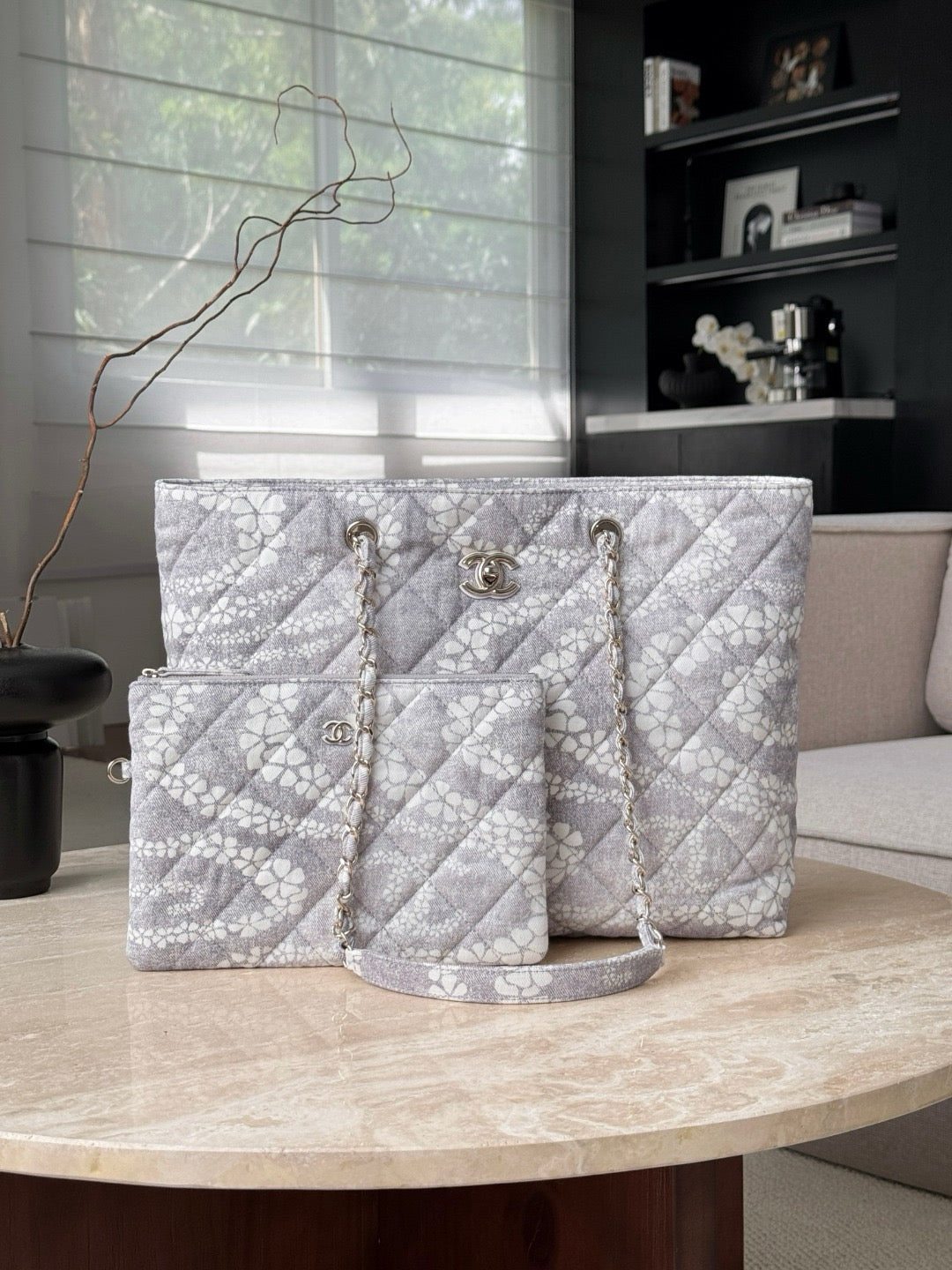 샤넬 코코 비치 프린티드 데님 맥시 플랩백