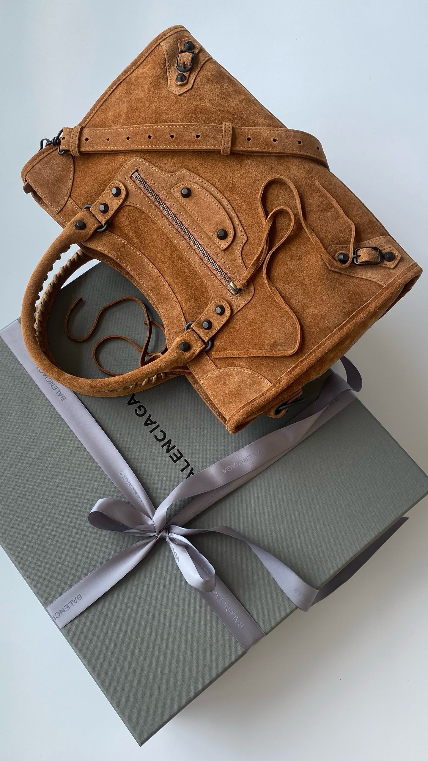 발렌시아가 여성 르 시티 백 미디움 스웨이드 카프스킨