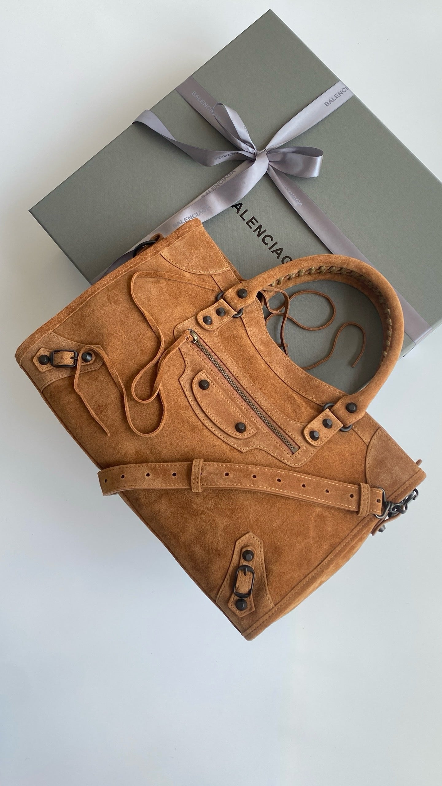 발렌시아가 여성 르 시티 백 미디움 스웨이드 카프스킨