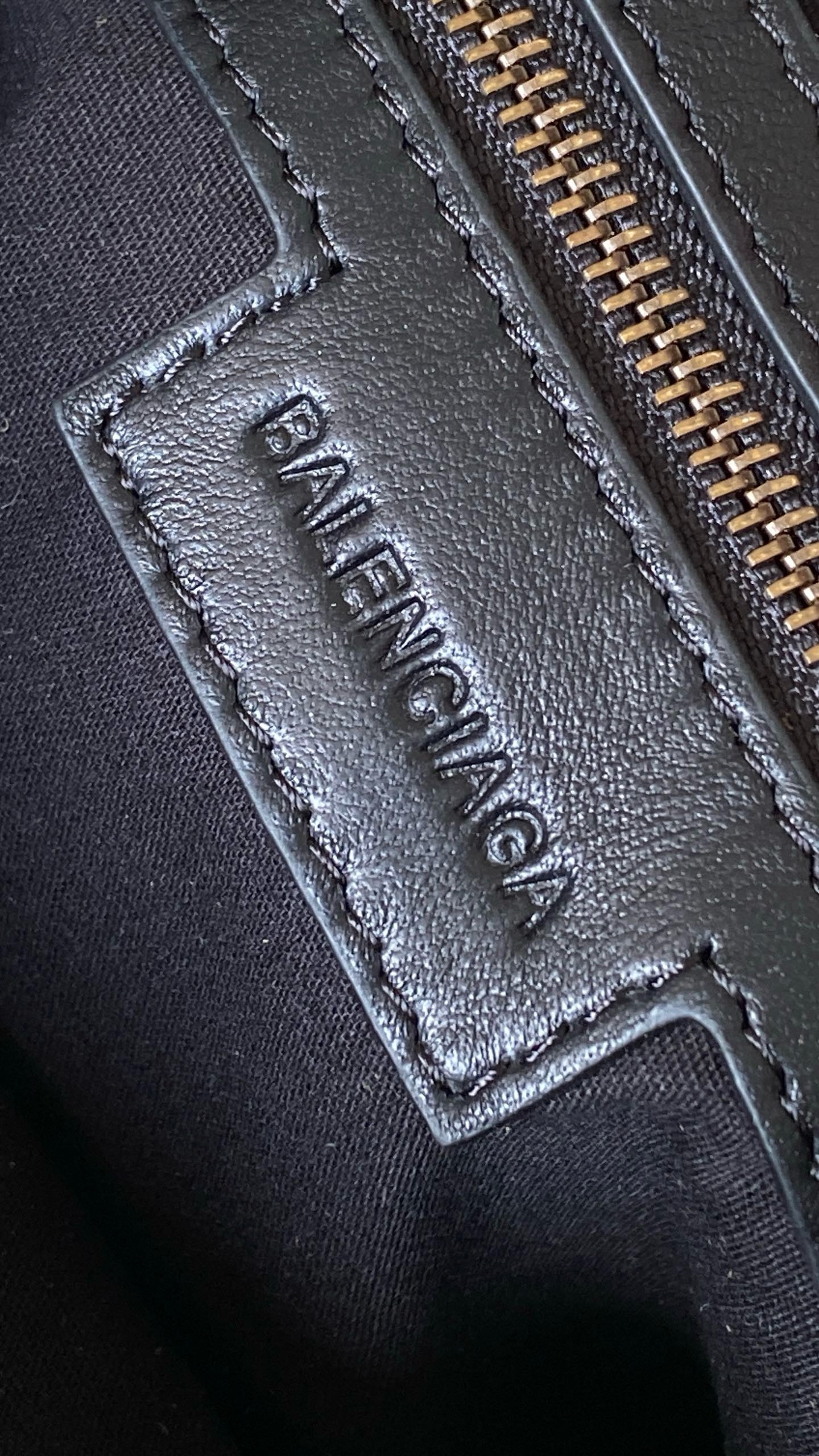 발렌시아가 여성 르 시티 백 스몰 스웨이드 카프스킨