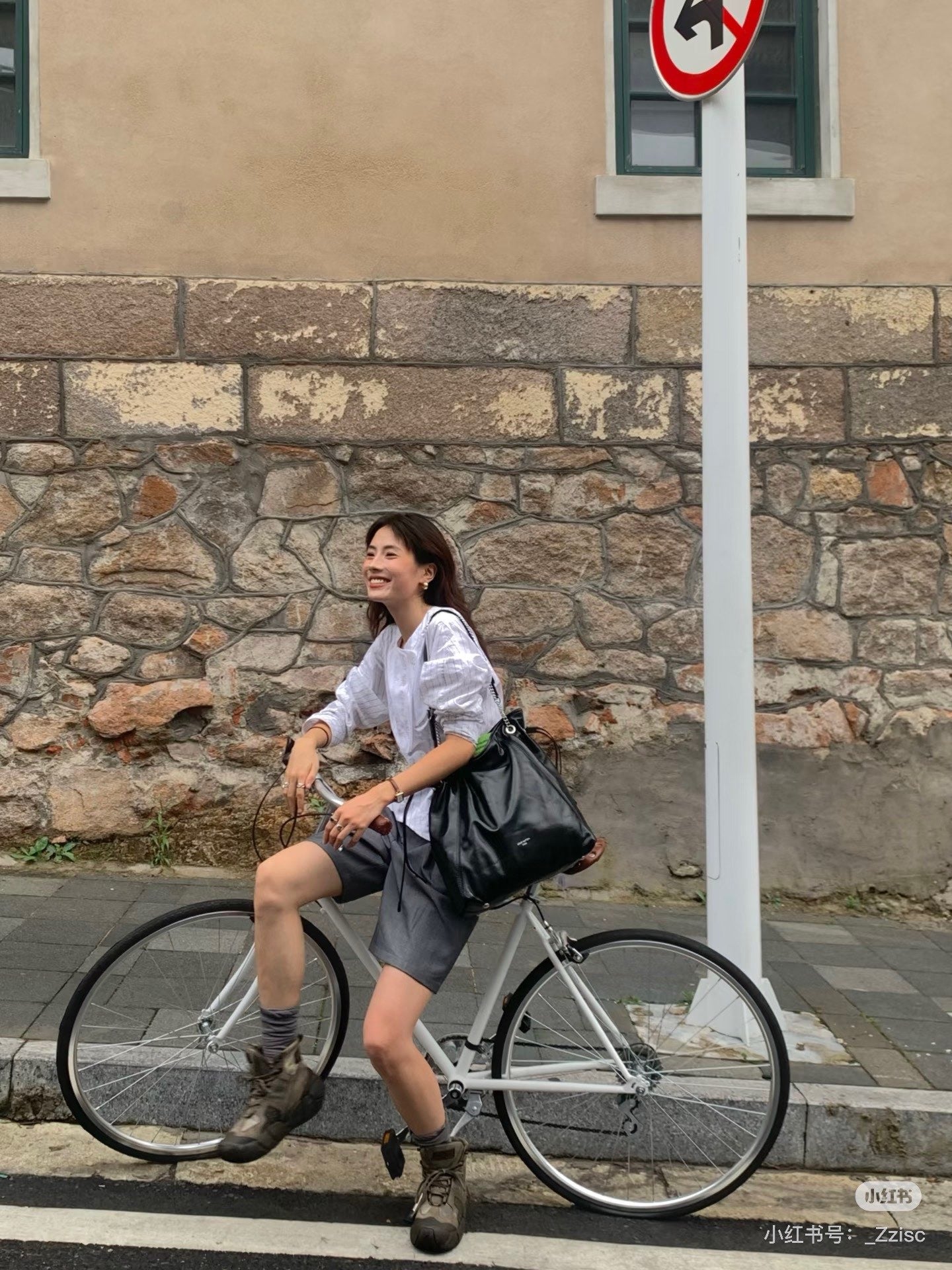 루이비통 오프 듀티 (Off Duty) 백팩 바이브 MM