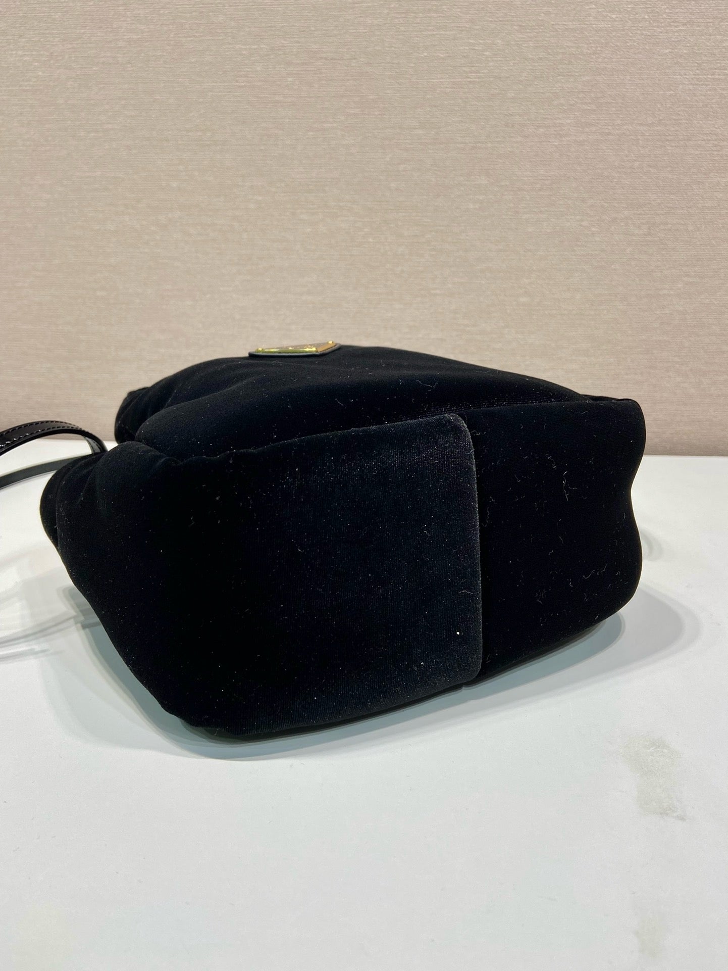 프라다 패딩 벨벳 미니 핸드백