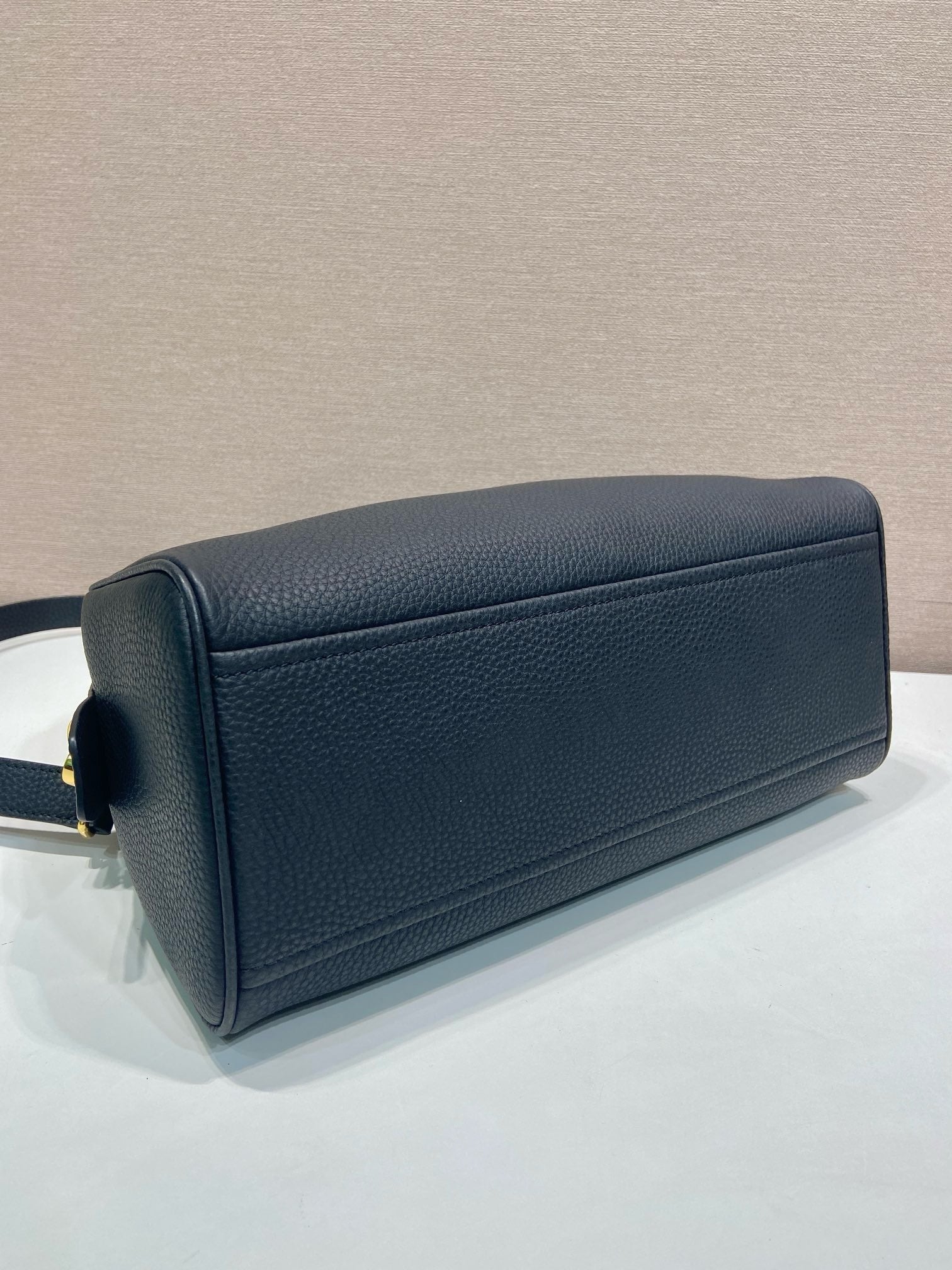 프라다 라지 가죽 탑 핸들 백