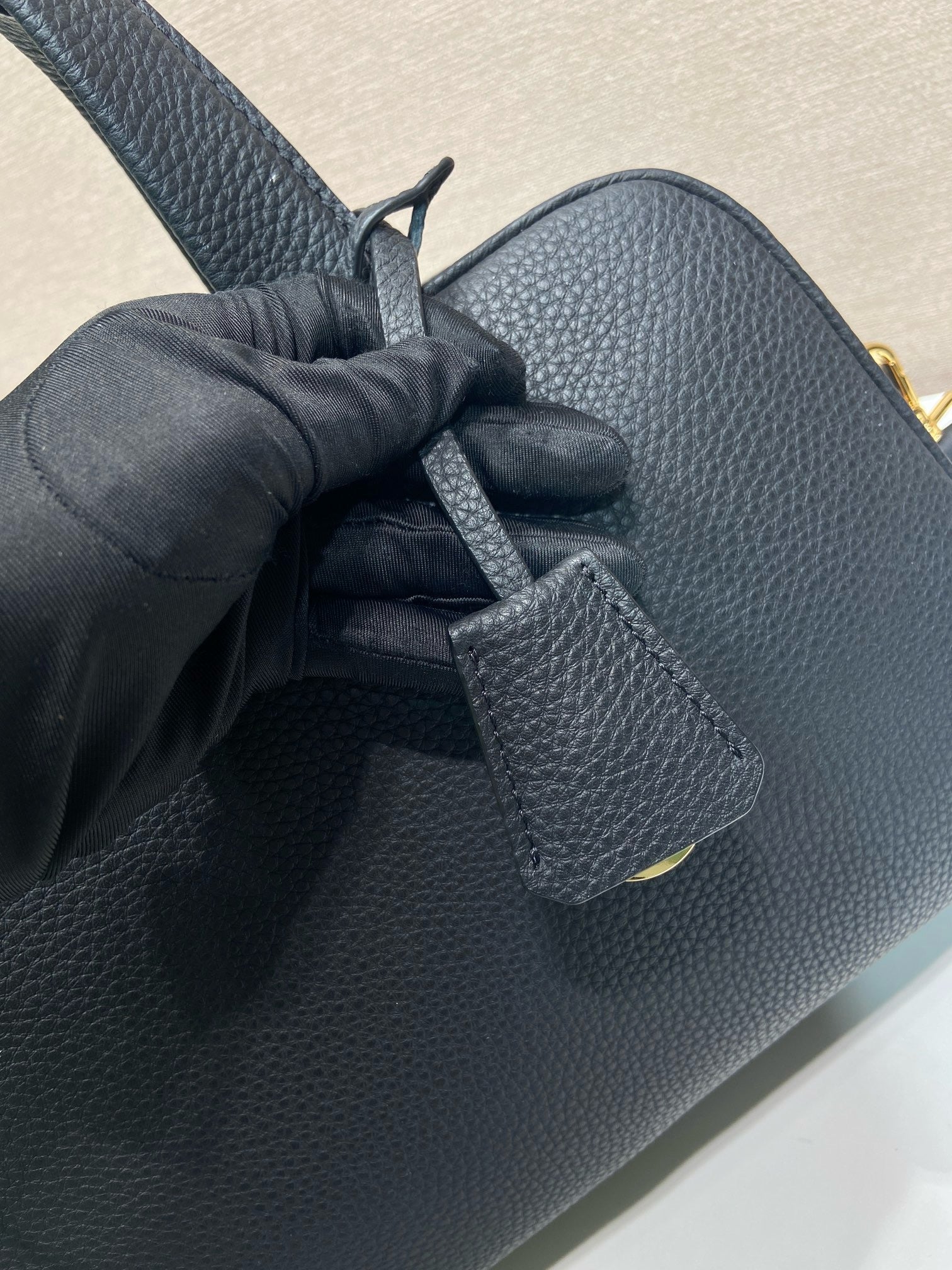 프라다 라지 가죽 탑 핸들 백