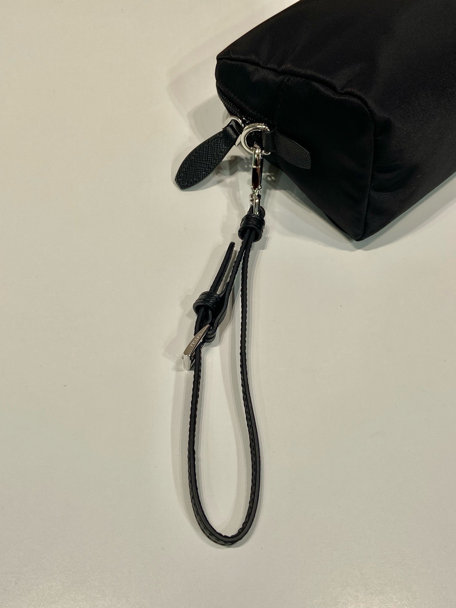 프라다 미디엄 리나일론 파우치