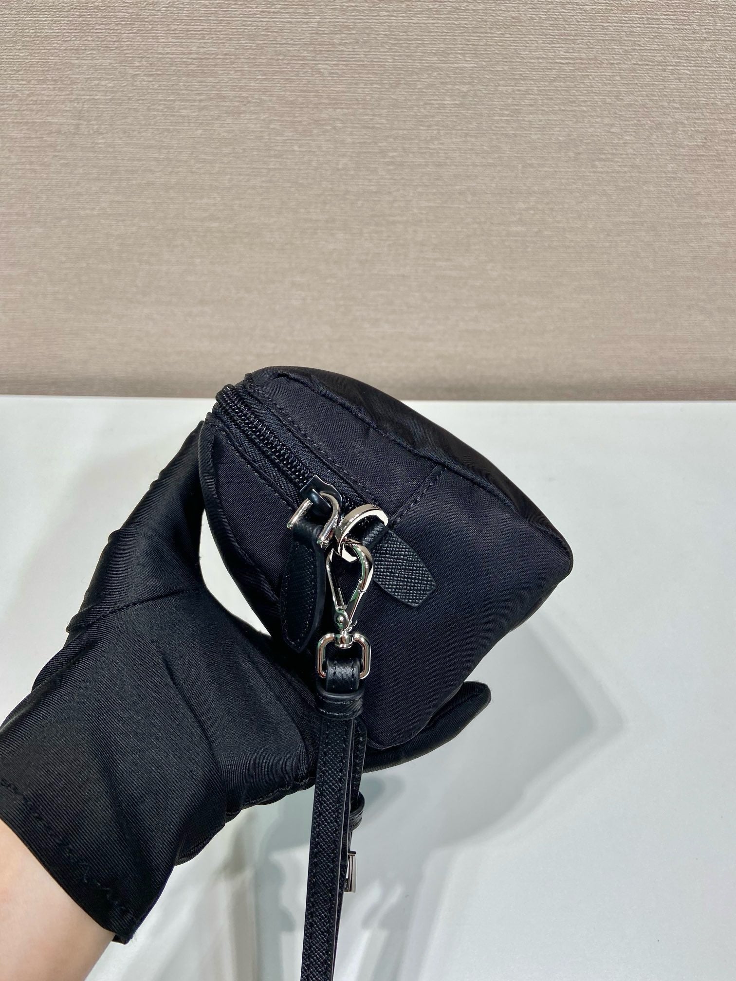 프라다 미디엄 리나일론 파우치