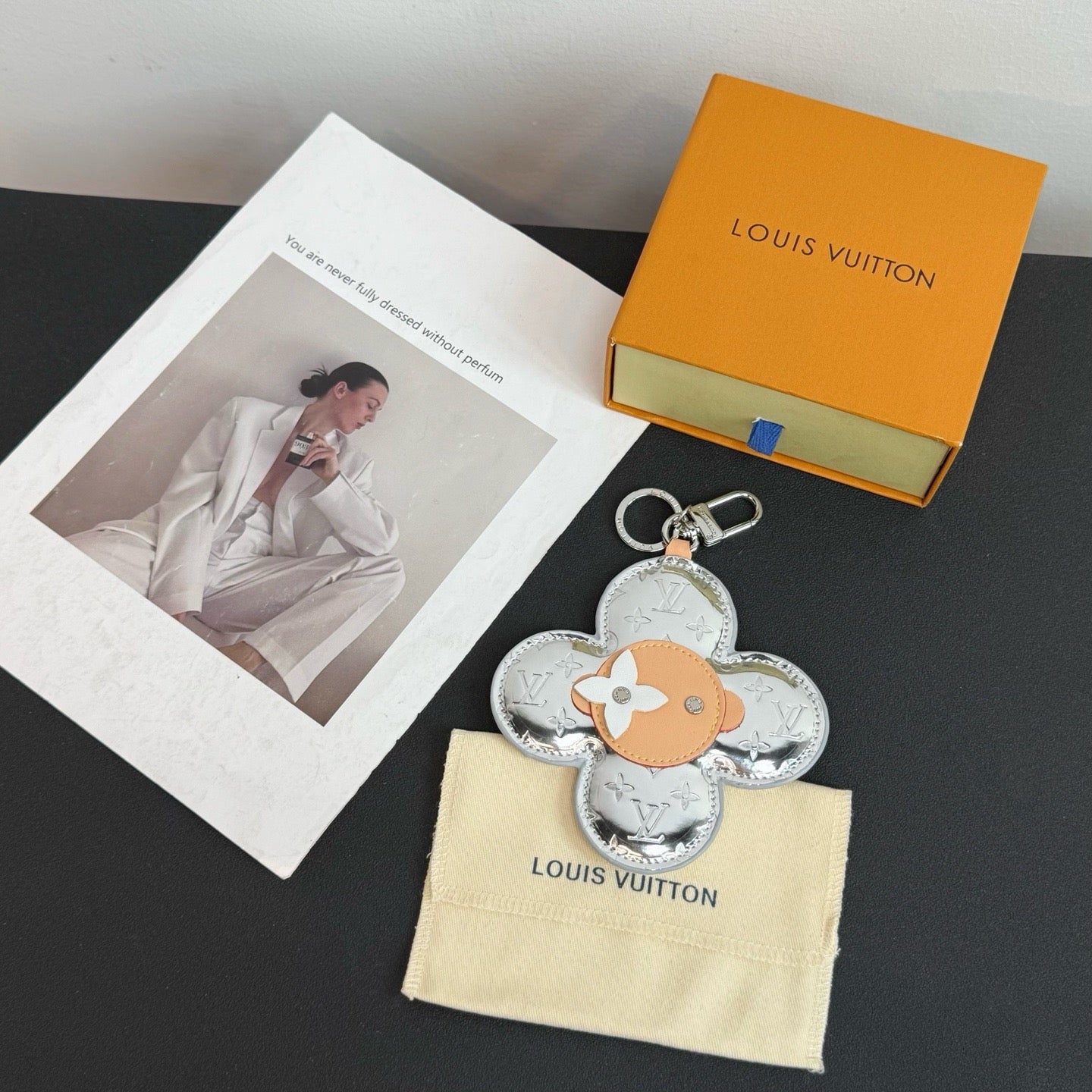 루이비통 비비엔 헤드 모노그램 미러 키 홀더