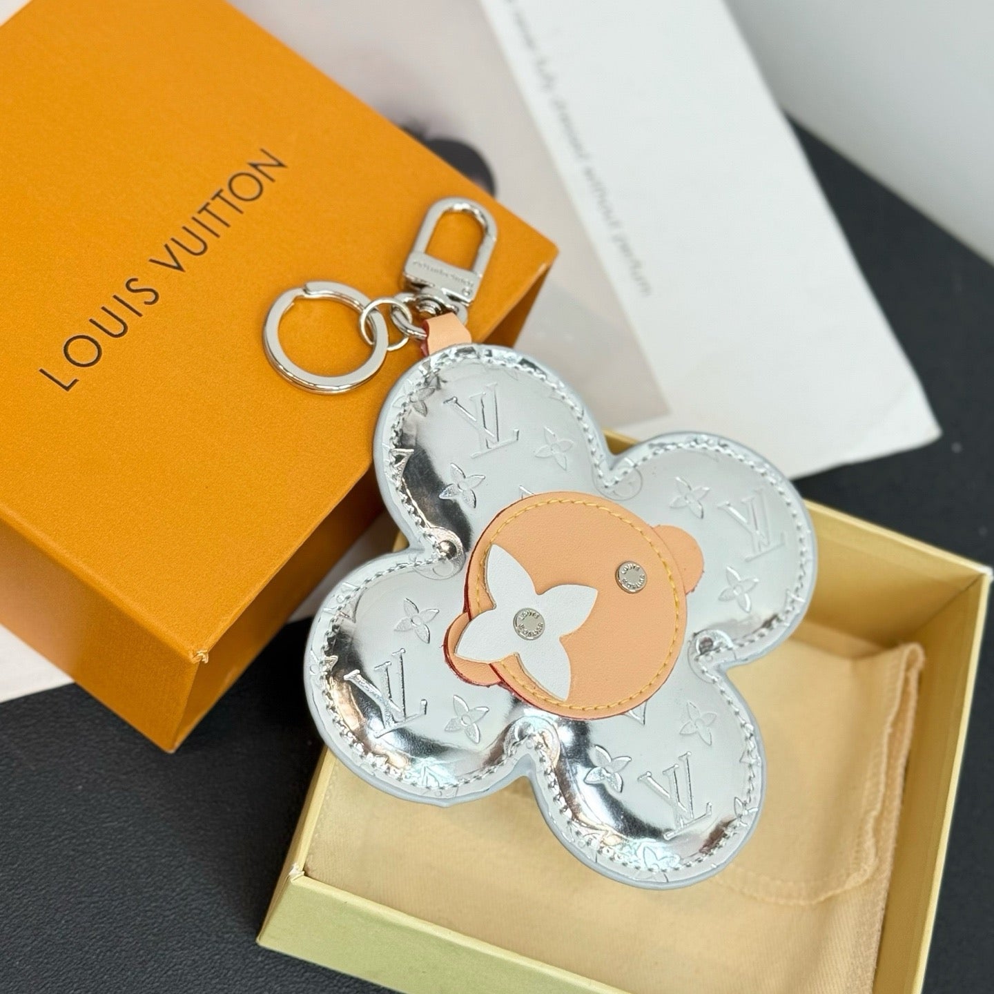 루이비통 비비엔 헤드 모노그램 미러 키 홀더