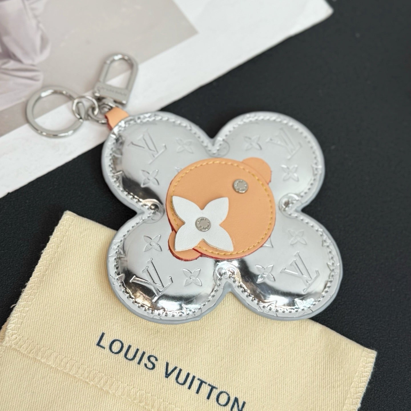 루이비통 비비엔 헤드 모노그램 미러 키 홀더