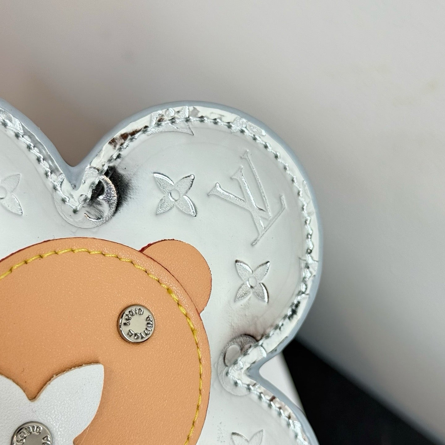 루이비통 비비엔 헤드 모노그램 미러 키 홀더