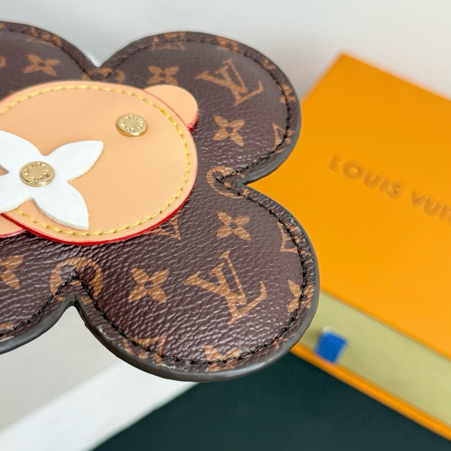 루이비통 비비엔 헤드 모노그램 미러 키 홀더