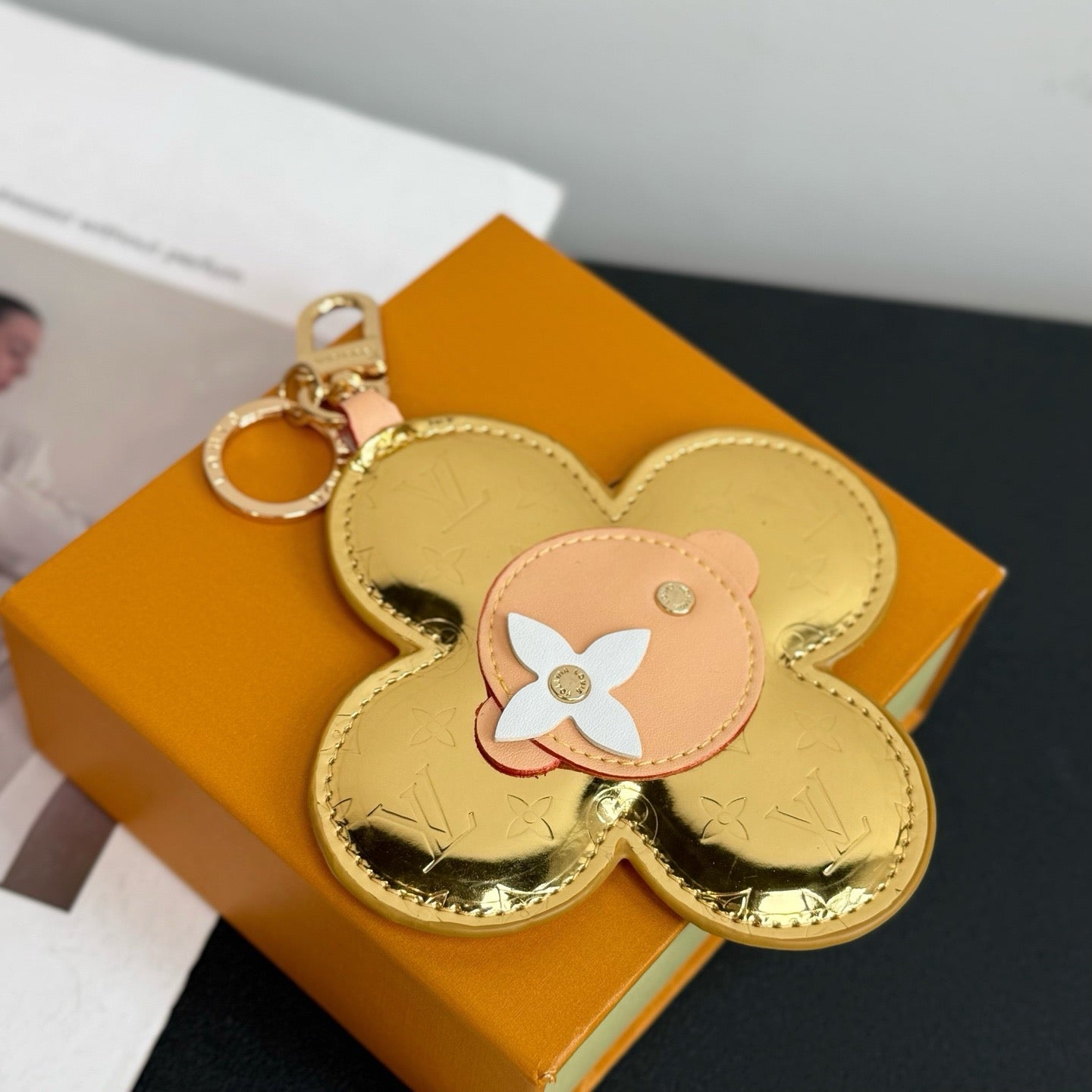 루이비통 비비엔 헤드 모노그램 미러 키 홀더