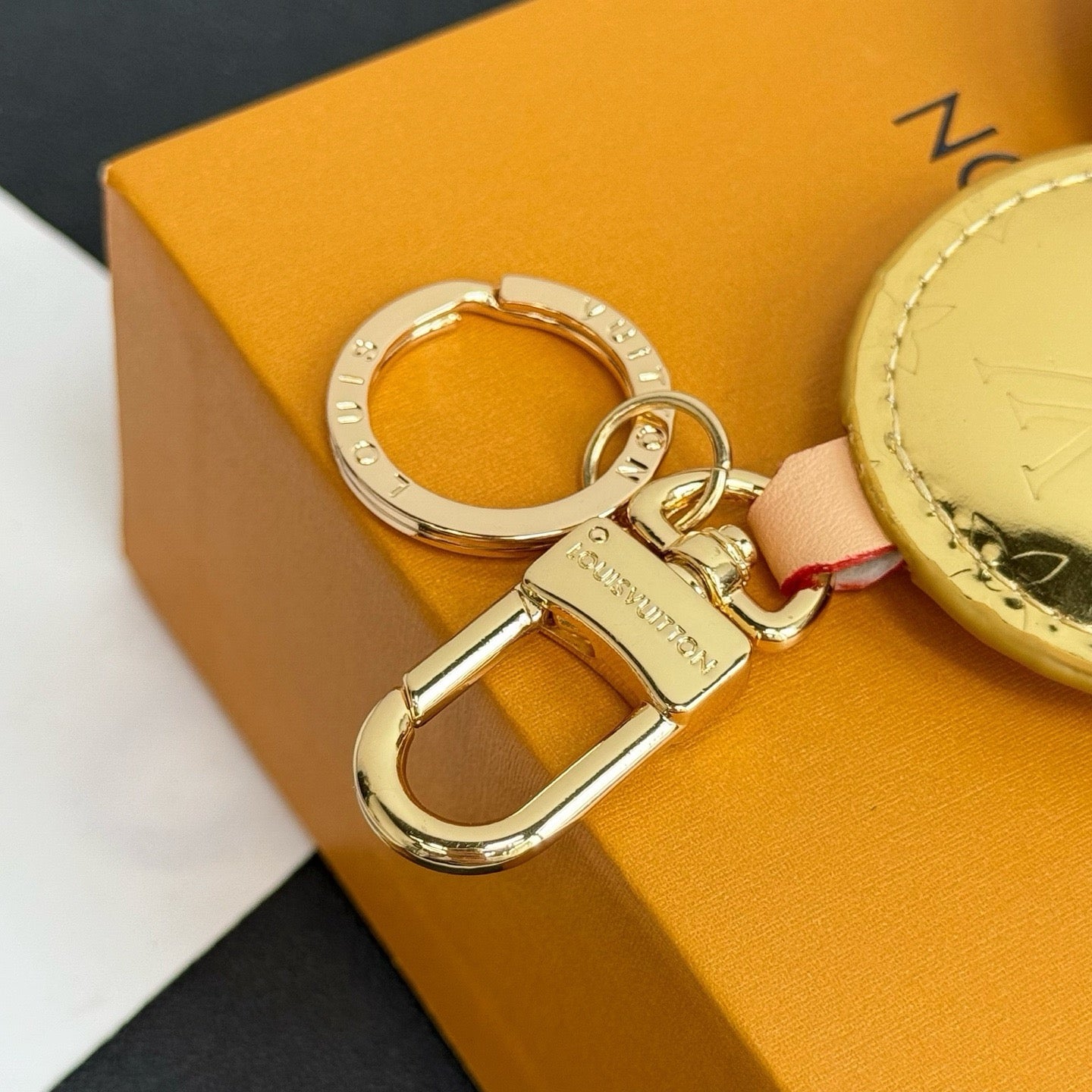 루이비통 비비엔 헤드 모노그램 미러 키 홀더