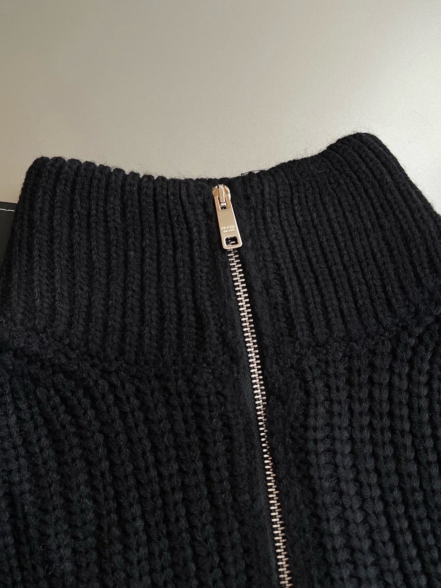 프라다 하이 넥 가디건